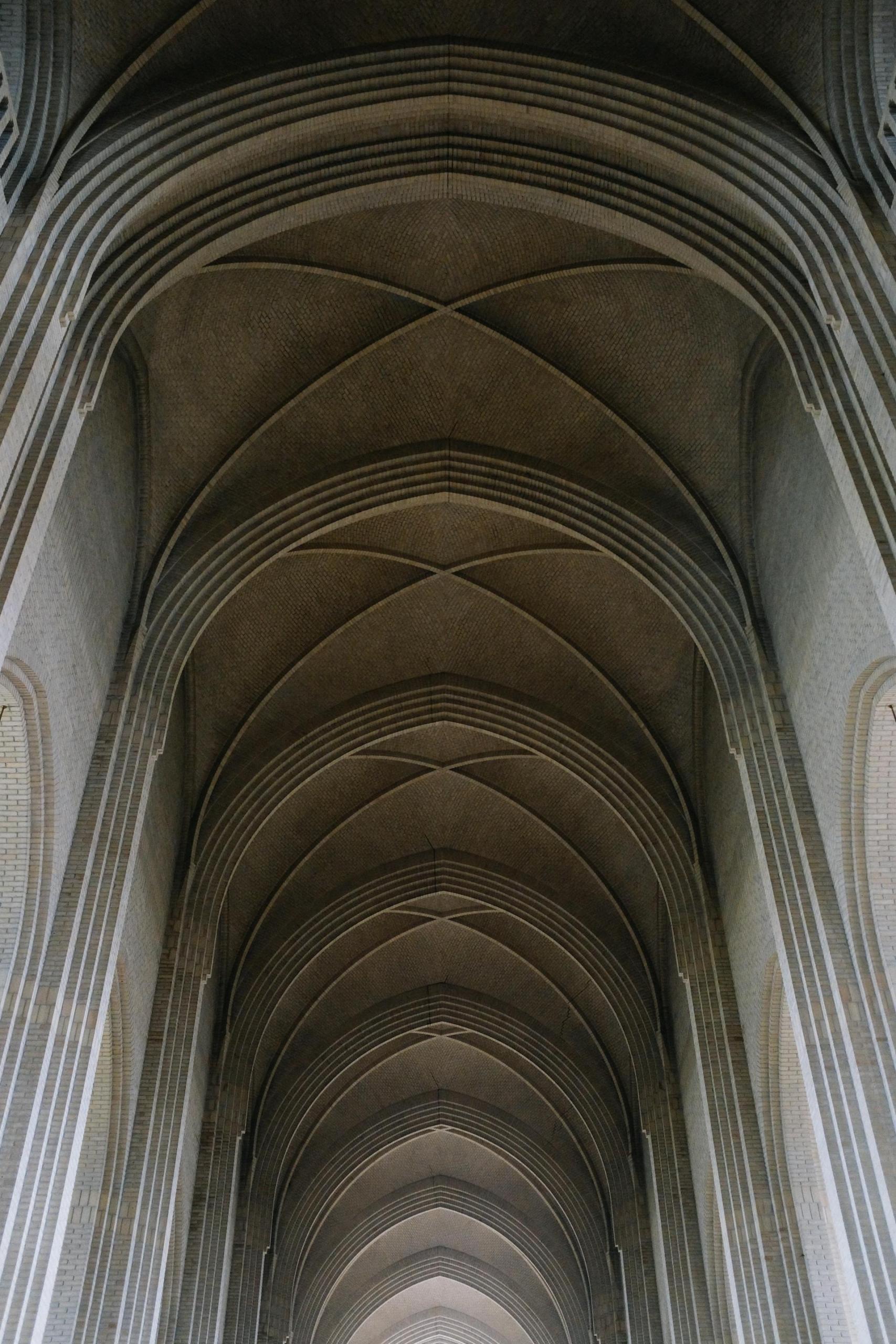 arco de um teto de catedral