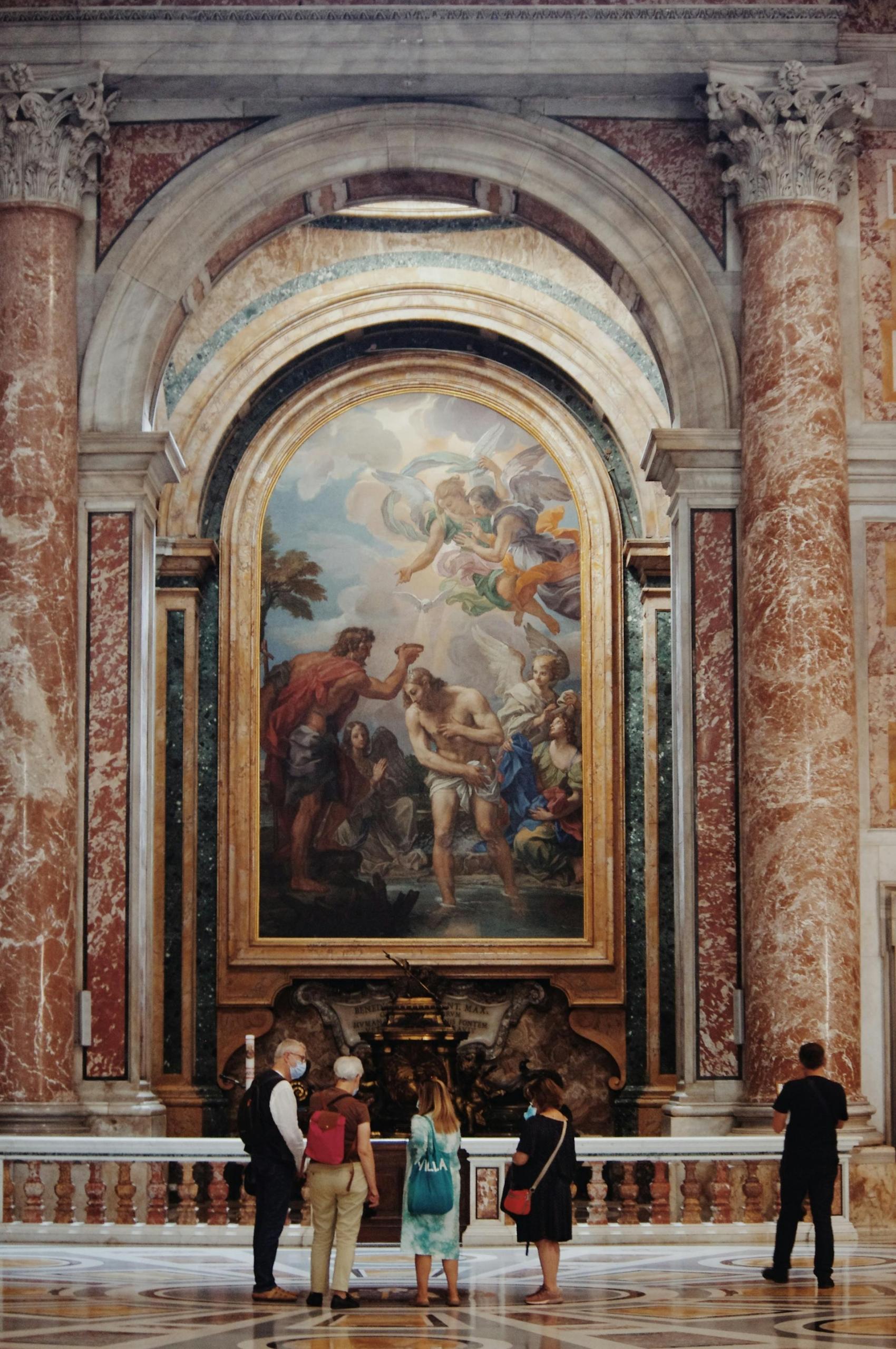 grupo de pessoas a ver quadro grande