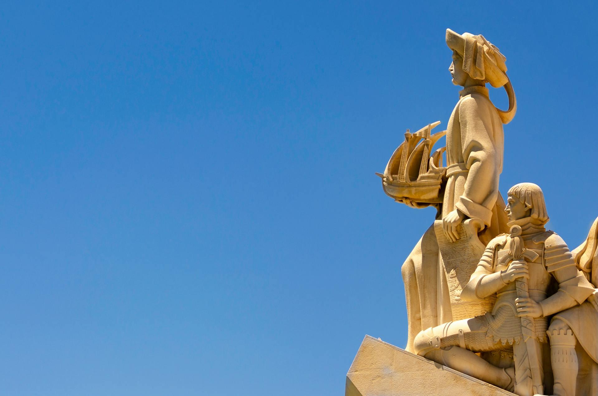 parte da estátua dos descobrimentos em Lisboa