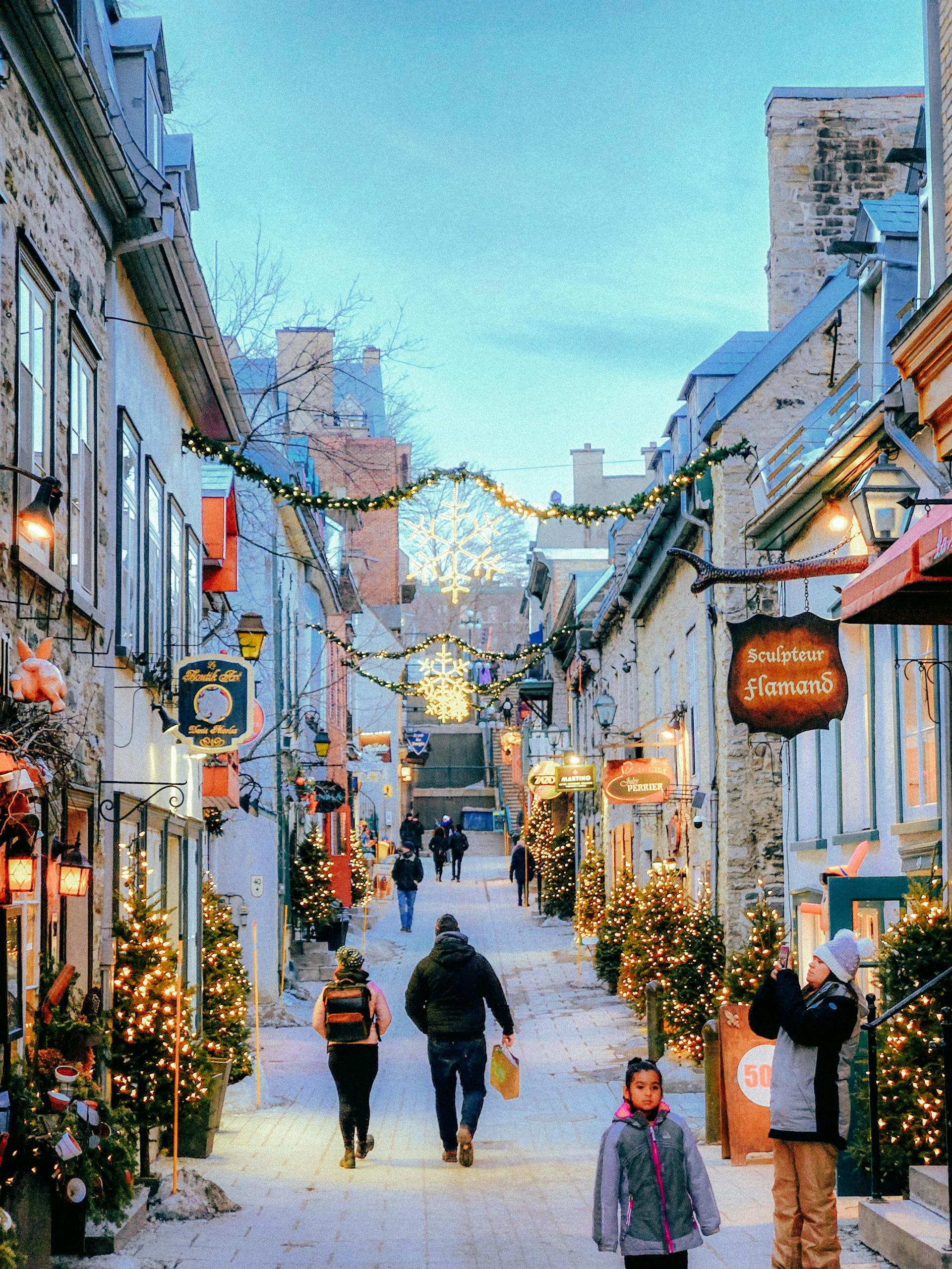 rua decorada com objetos natalícios