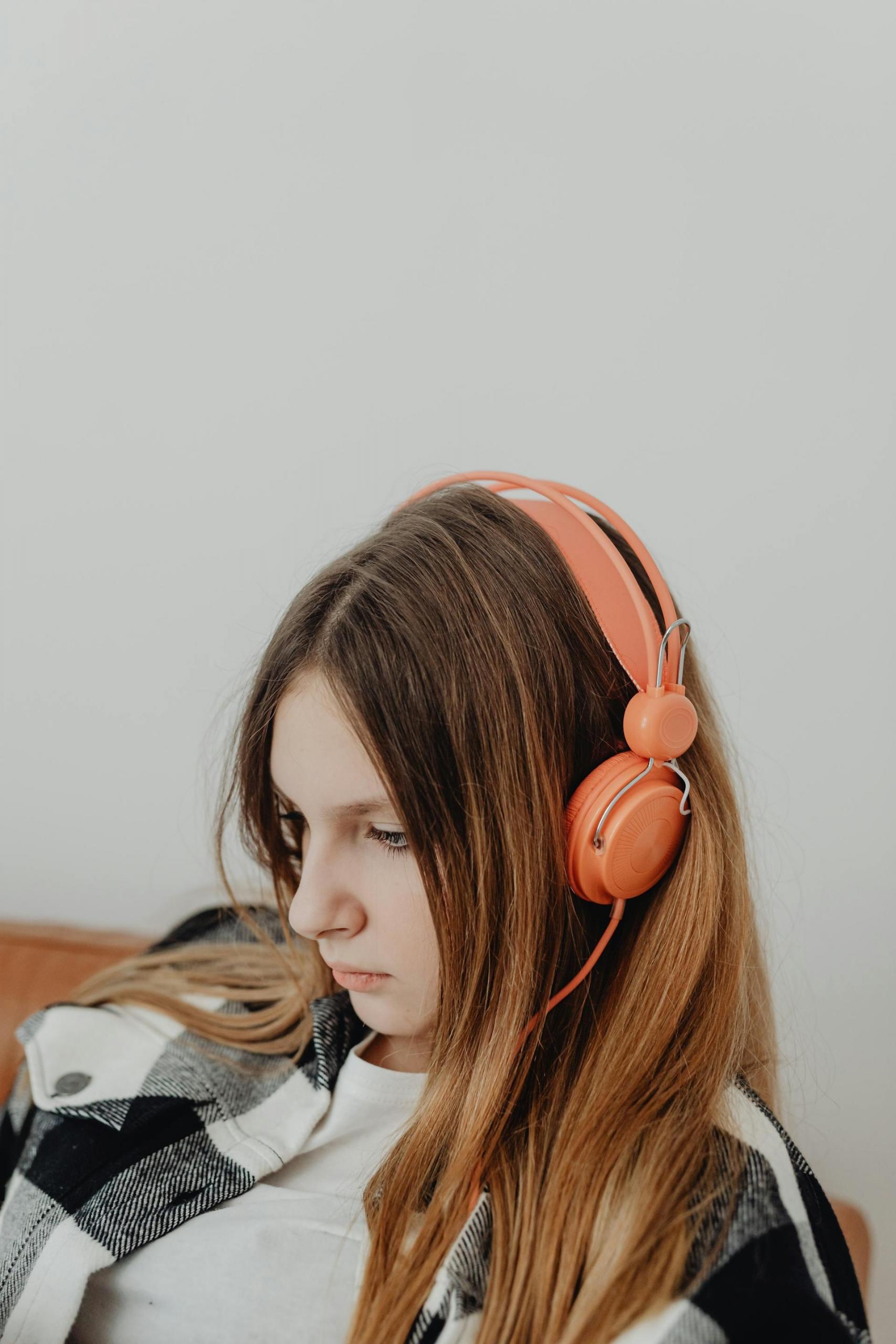 rapariga com headphones cor de laranja