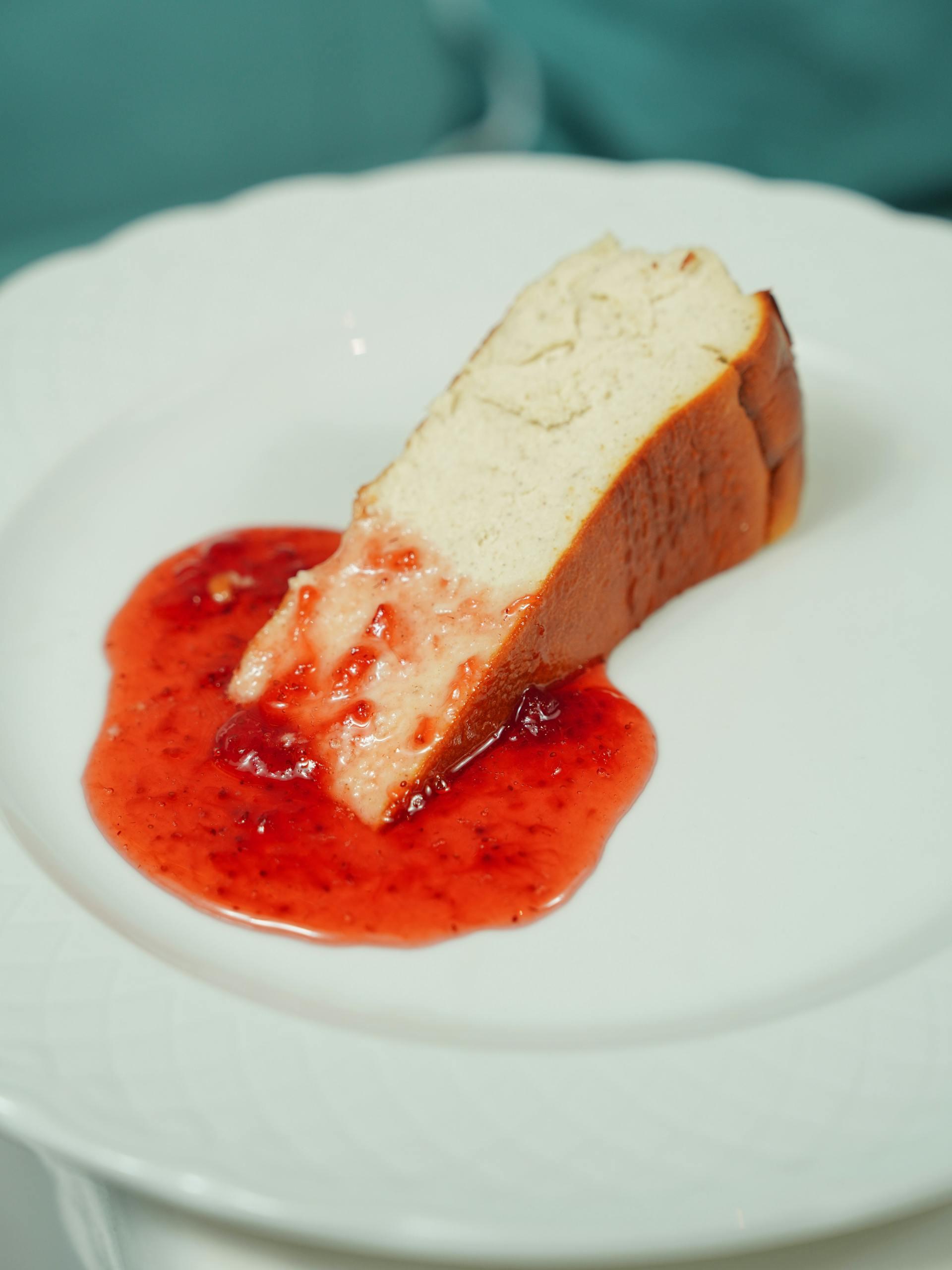 fatia de cheesecake com compota