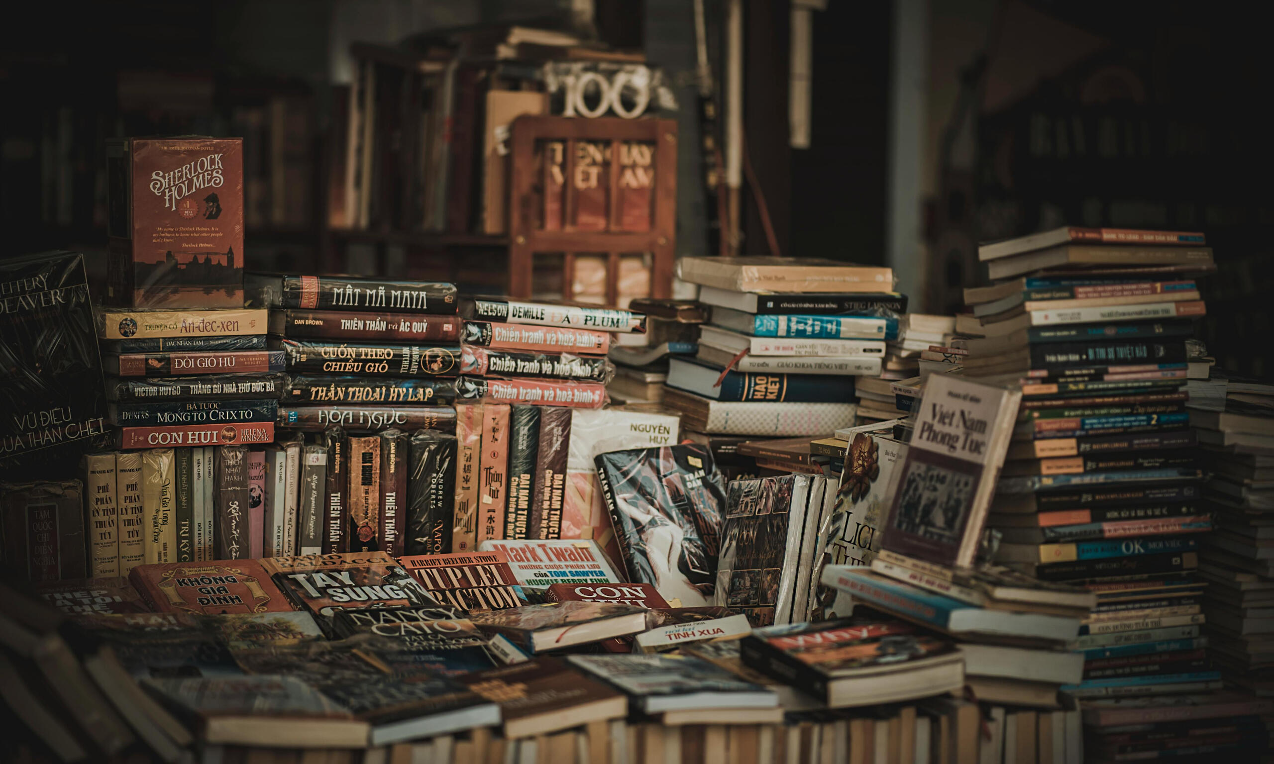 pilha de livros em livraria