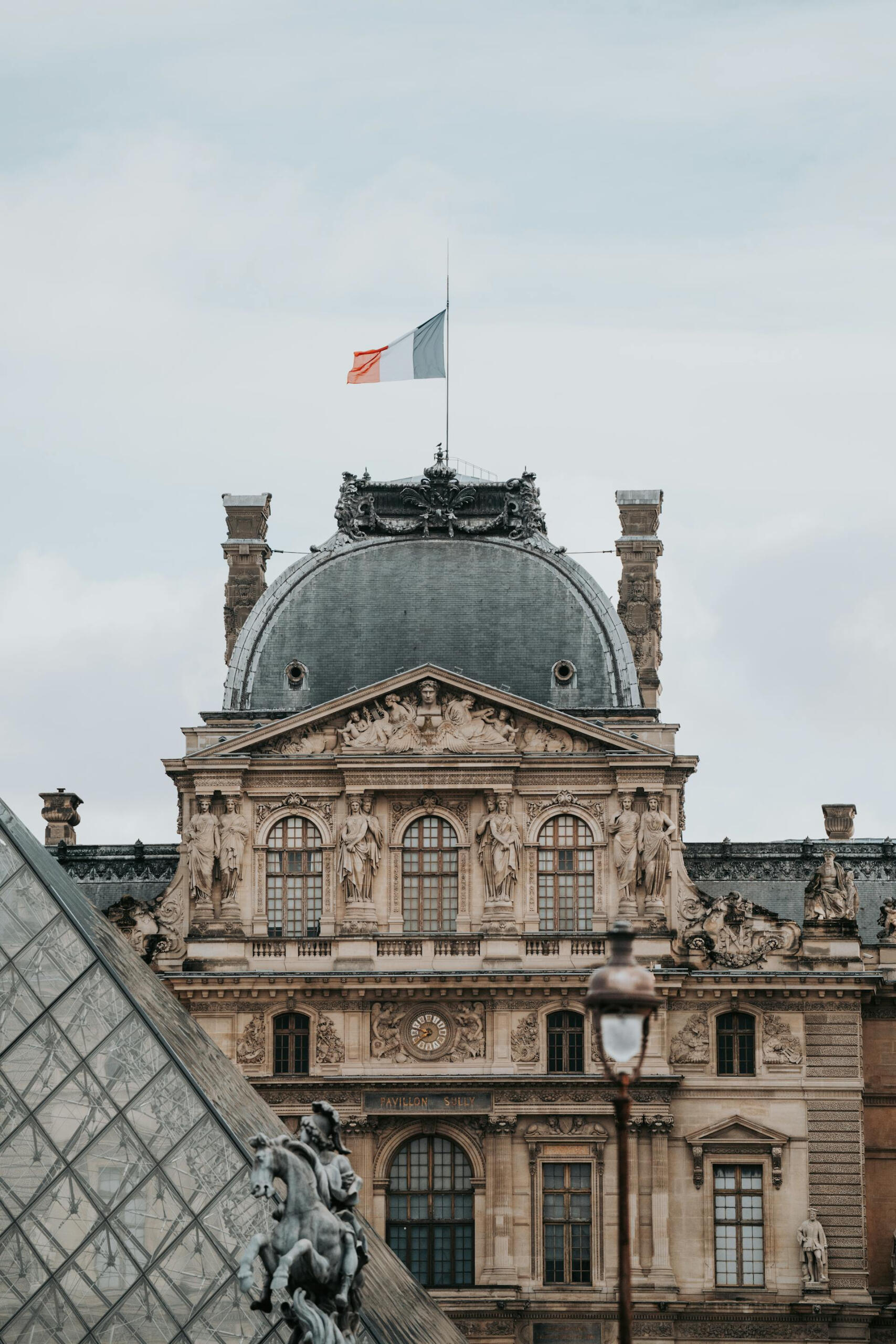 edifício com bandeira francesa no topo