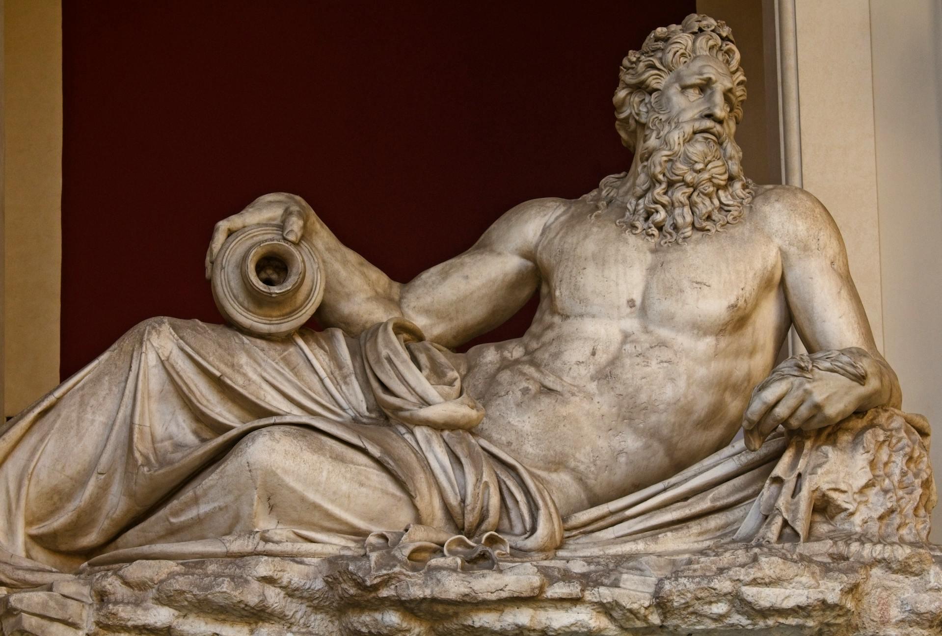 estátua de homem deitado