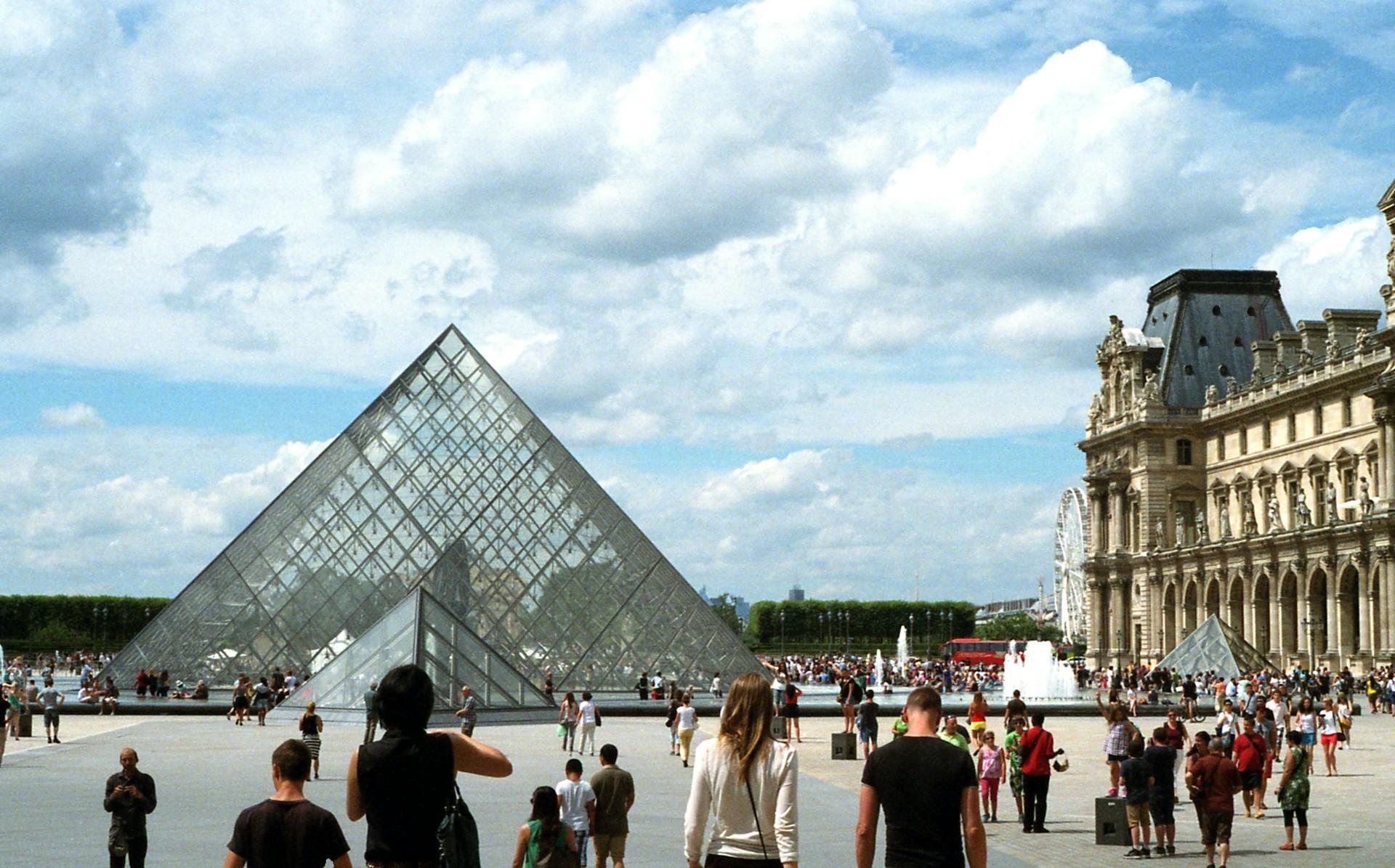 pessoas a ver pirâmide do louvre
