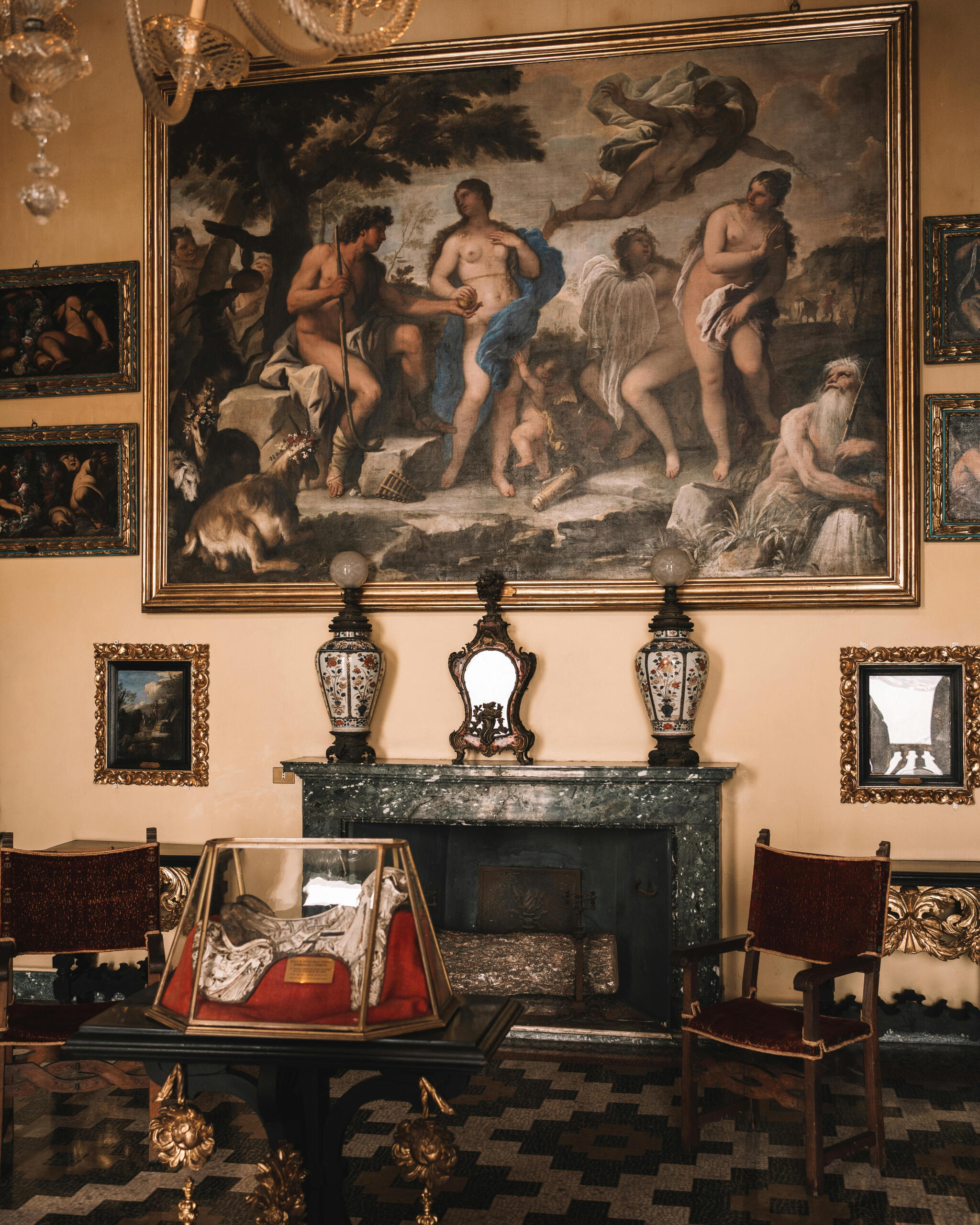 sala com quadro no centro da parede