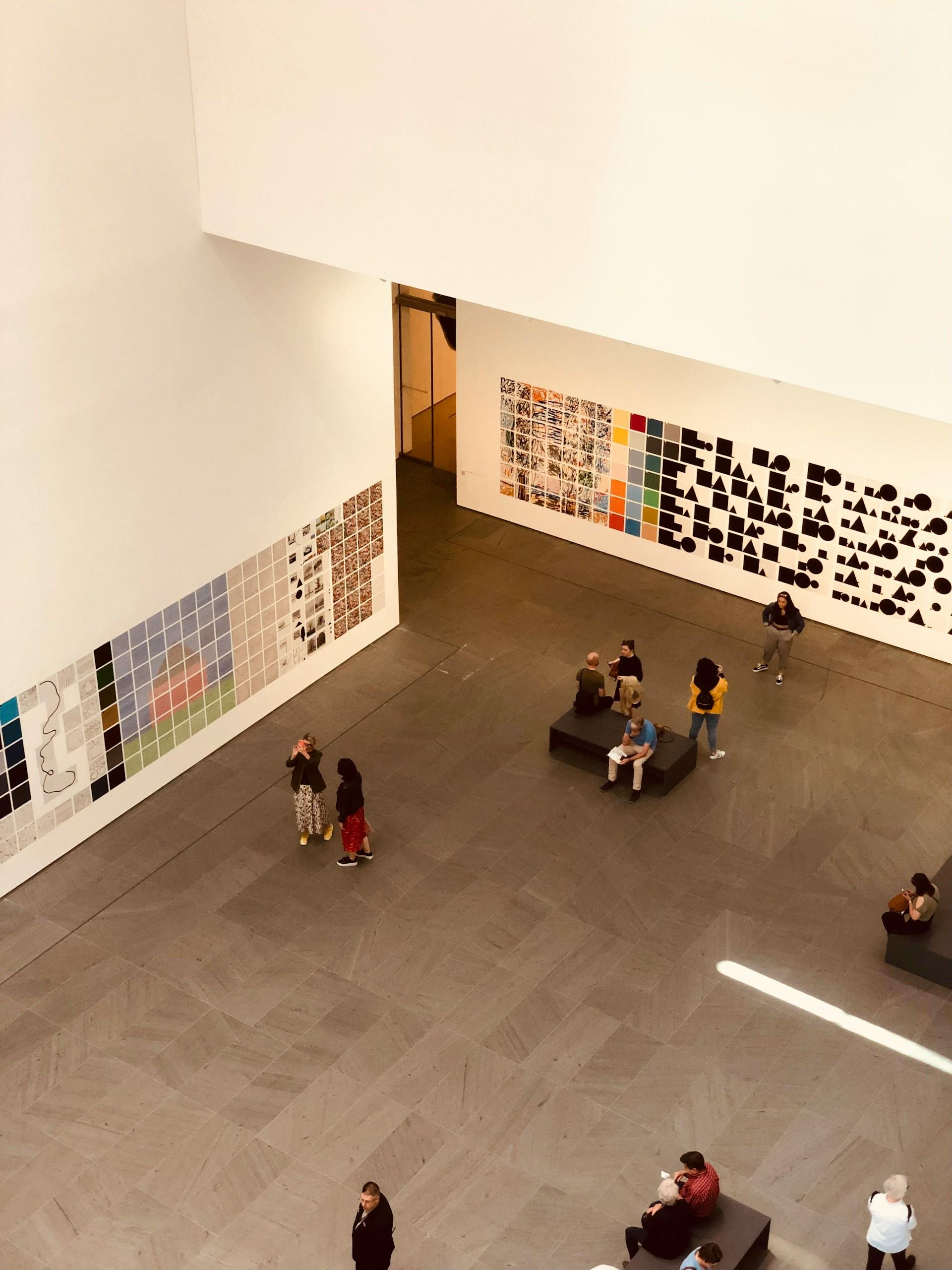 pessoas a visitar museu