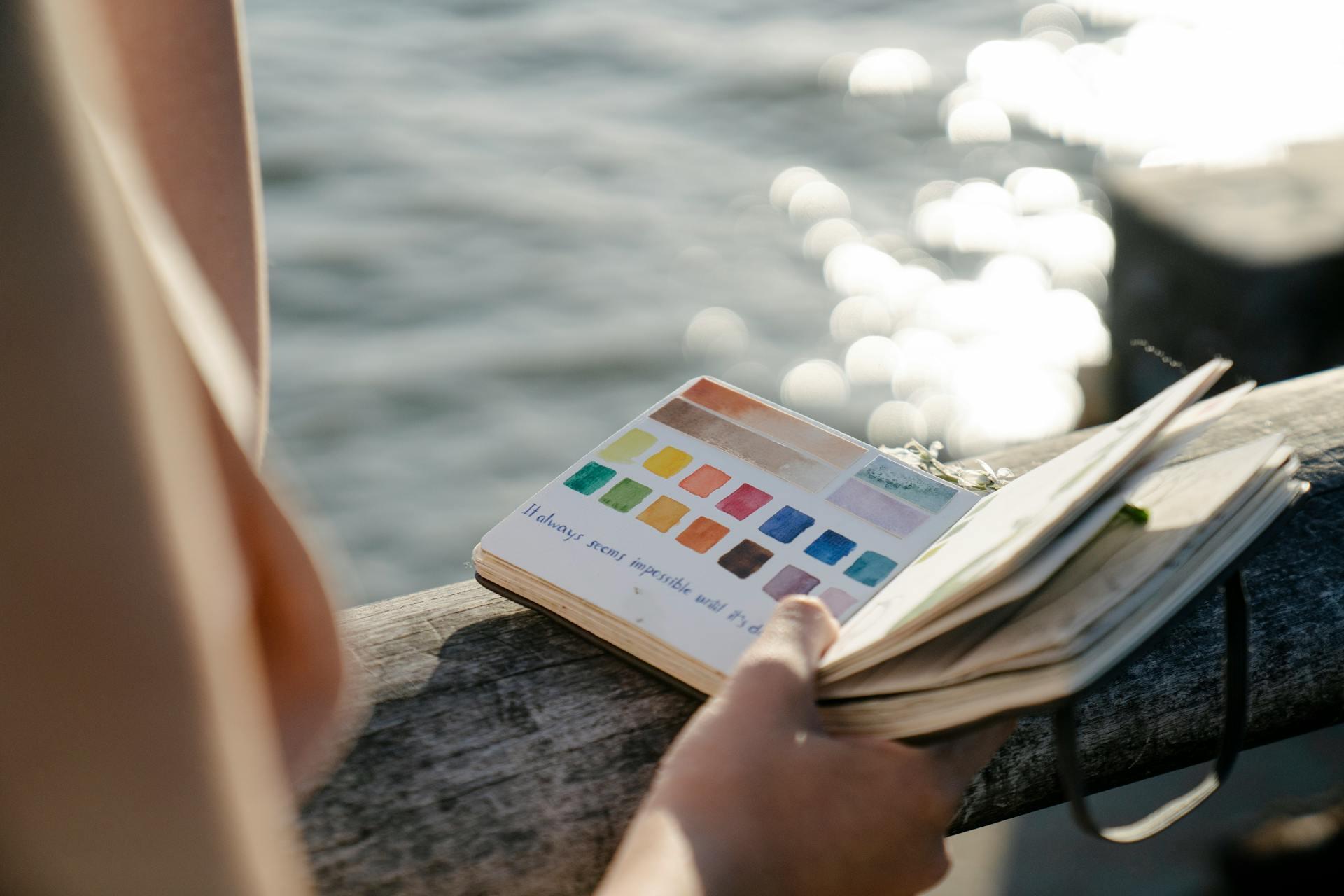 caderno com cores em aguarela