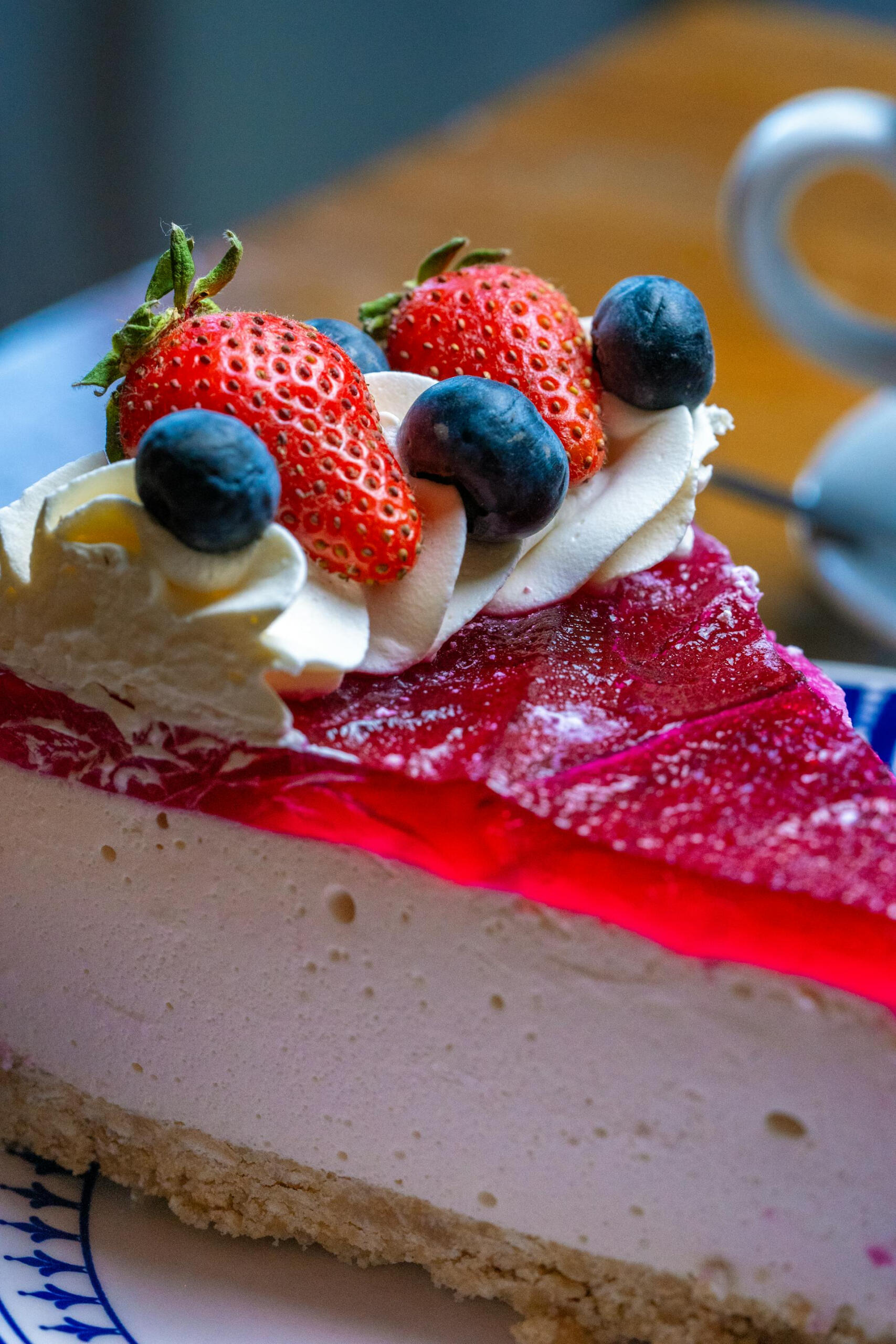 fatia de cheesecake com frutos vermelhos