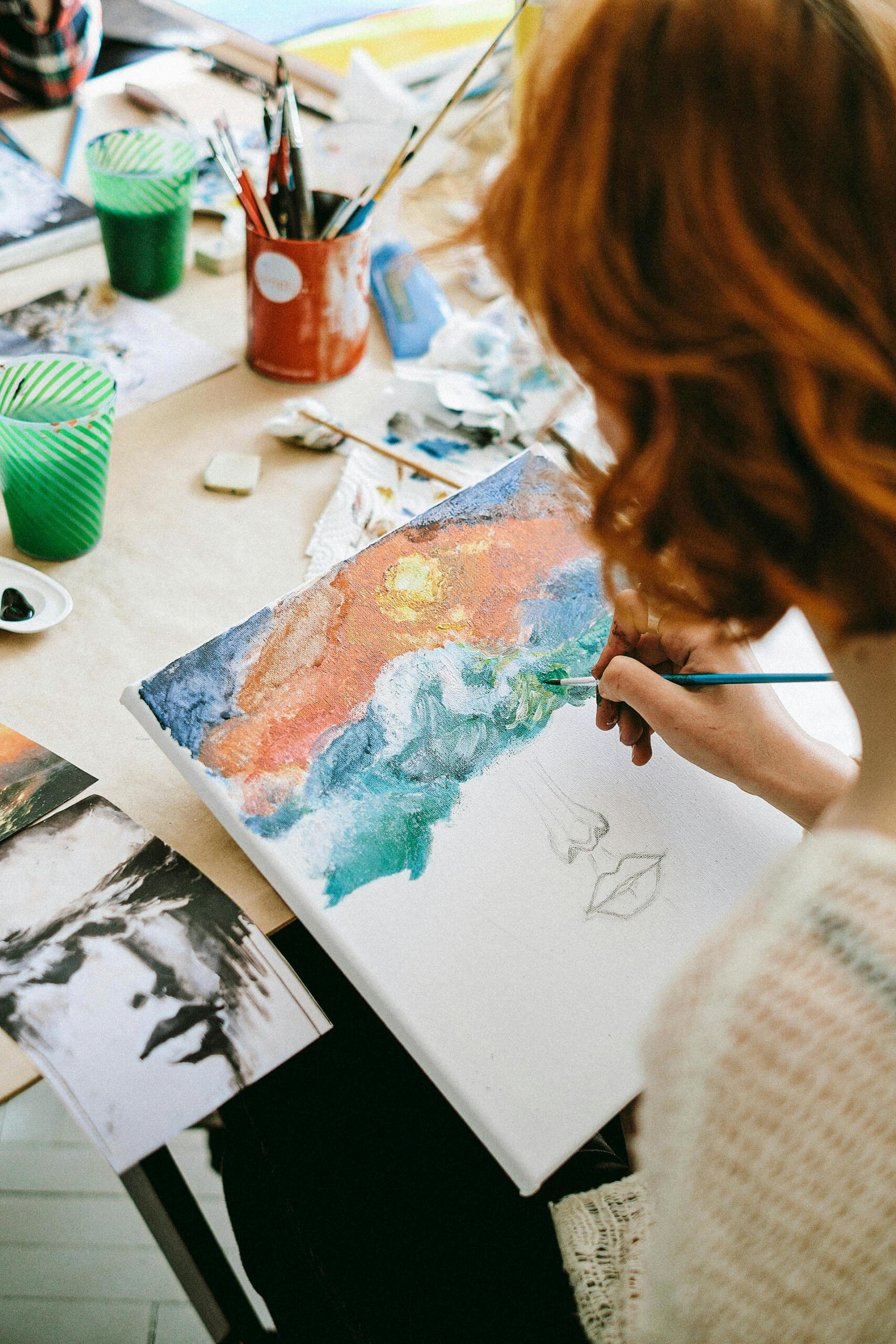 mulher a pintar quadro