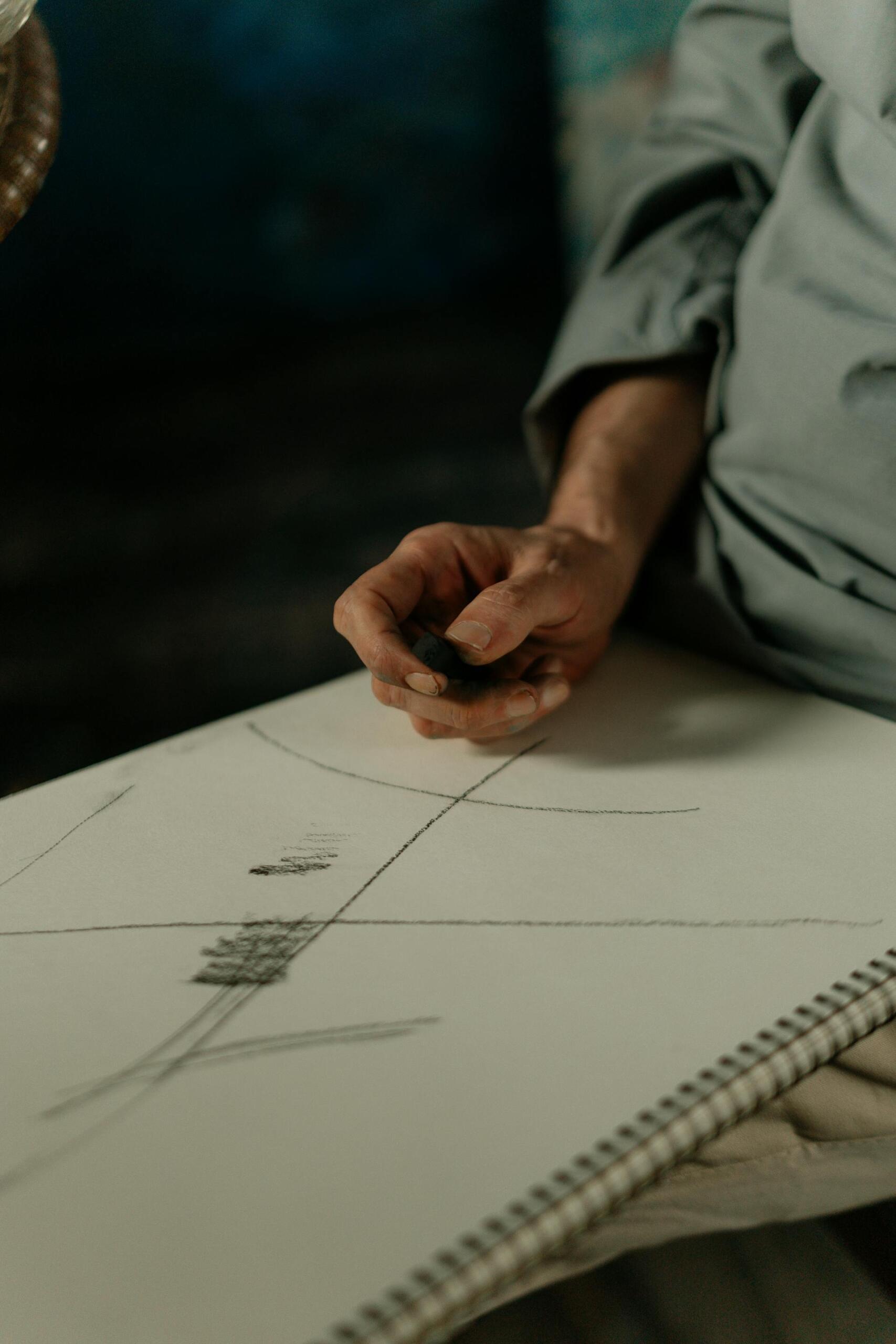 folha com riscos de grafite