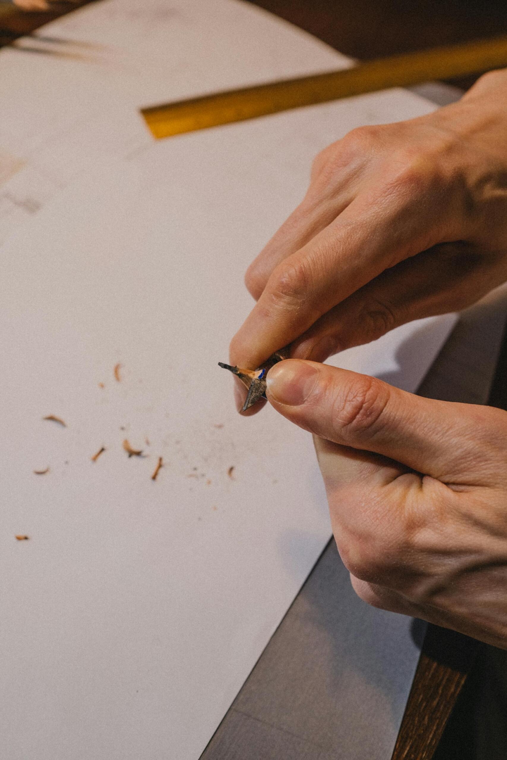 pessoa a afiar um lápis