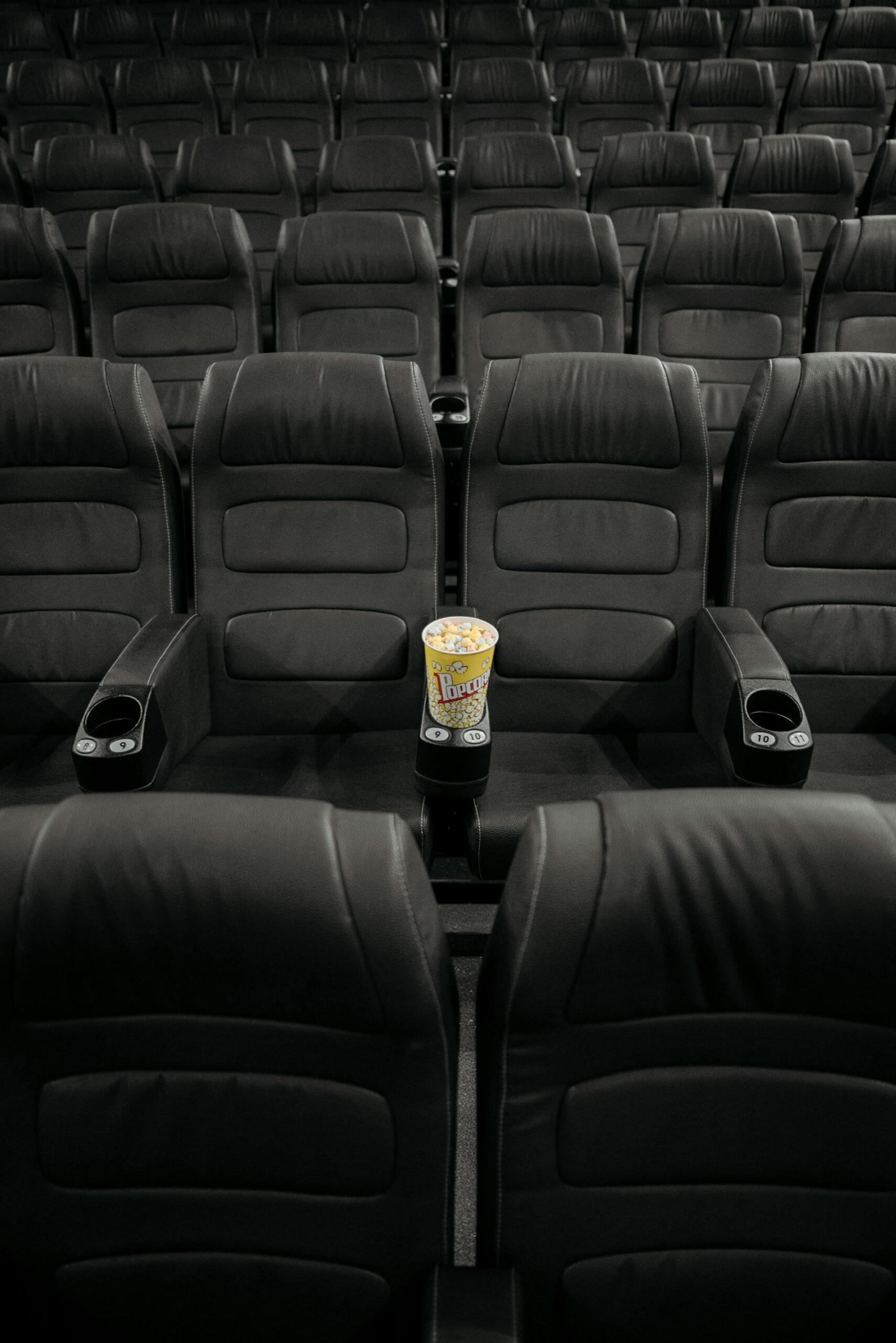 lugares vazios em sala de cinema