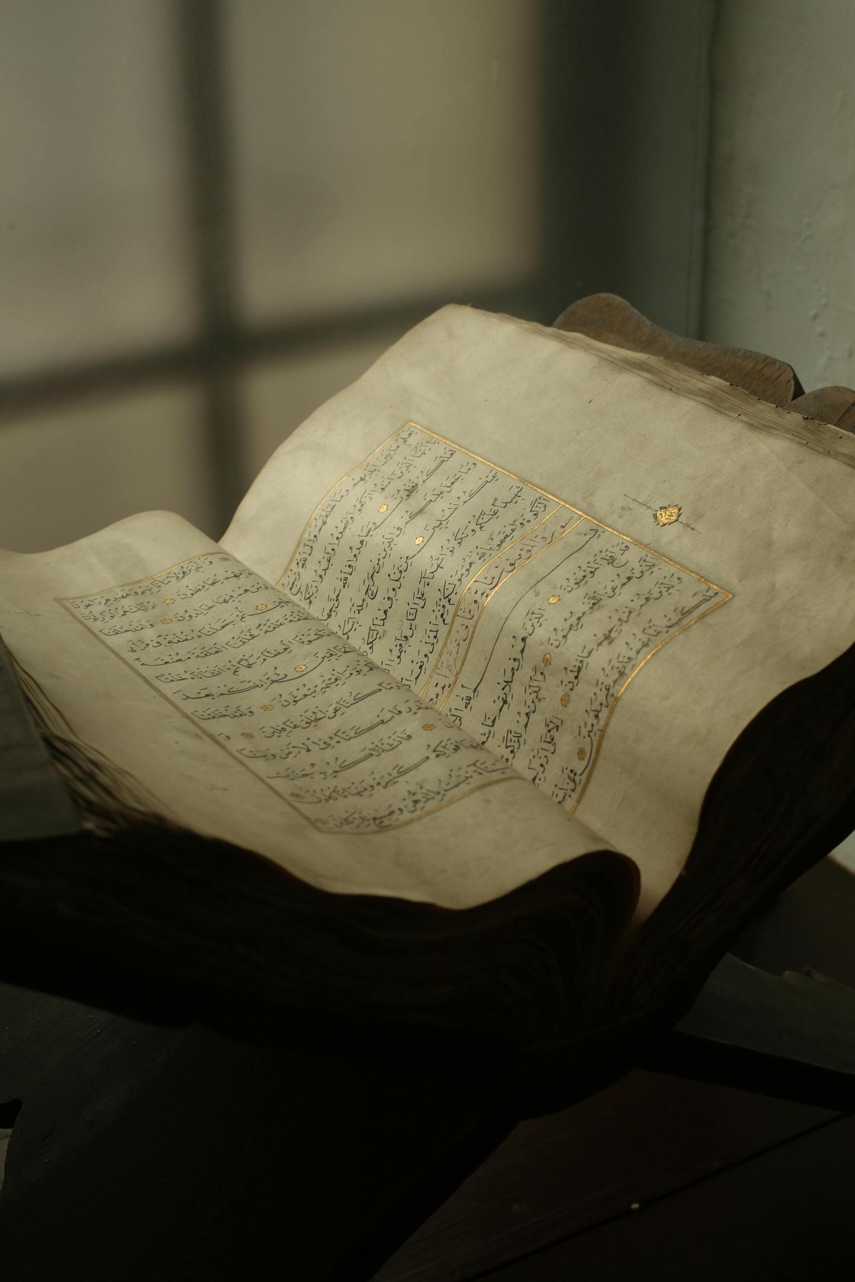 livro aberto escrito em árabe