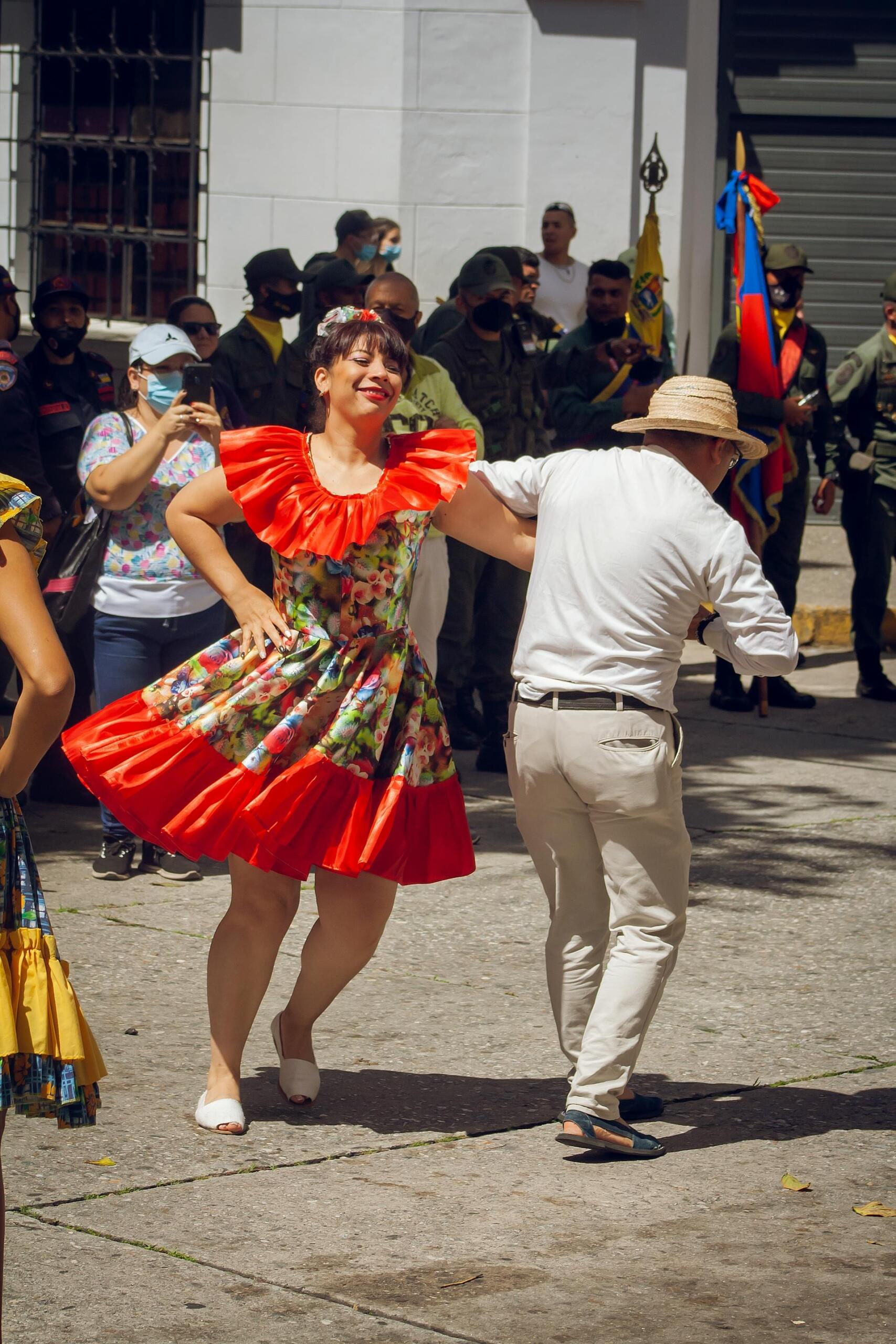 casal a dançar na rua