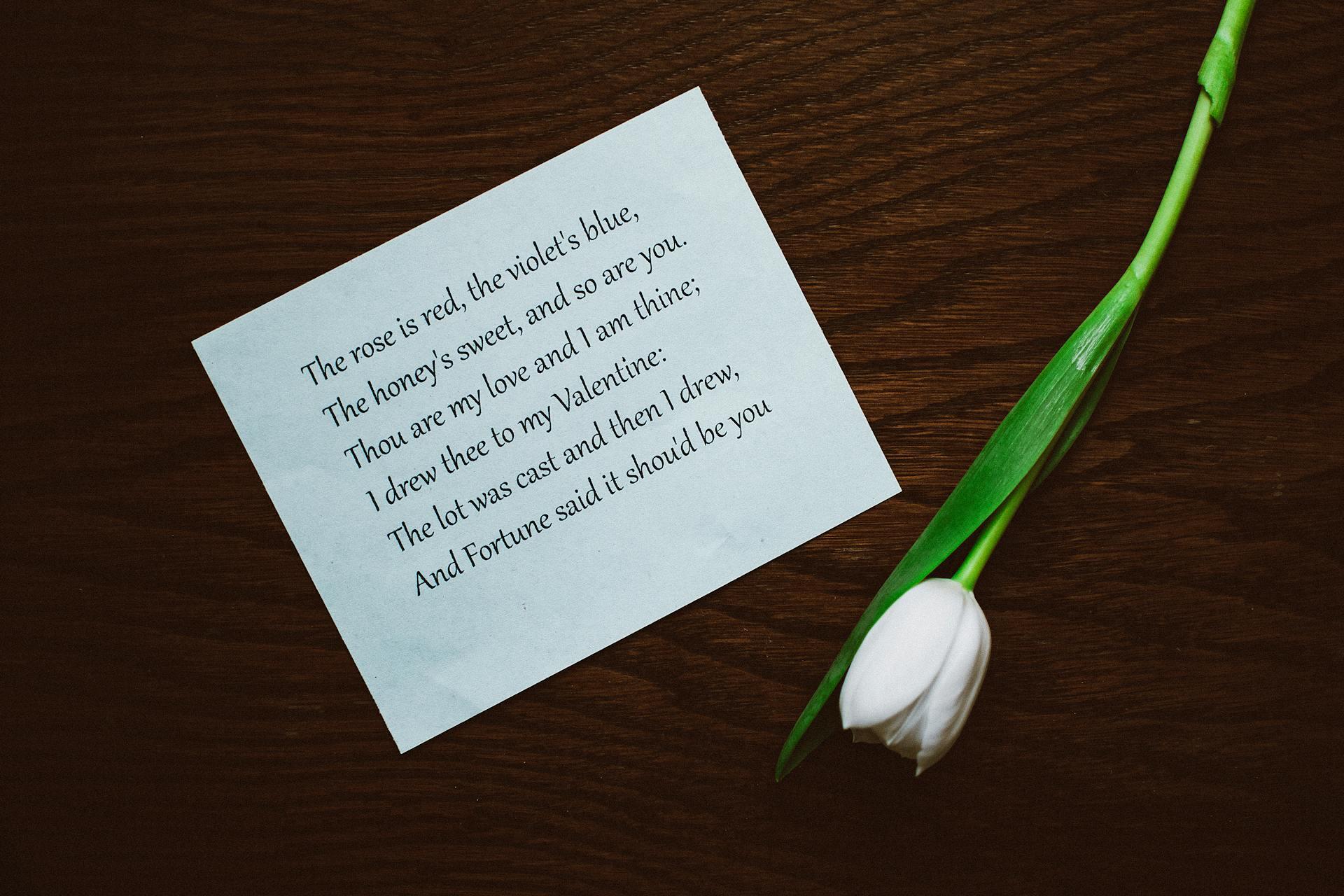 cartão com poema e tulipa branca