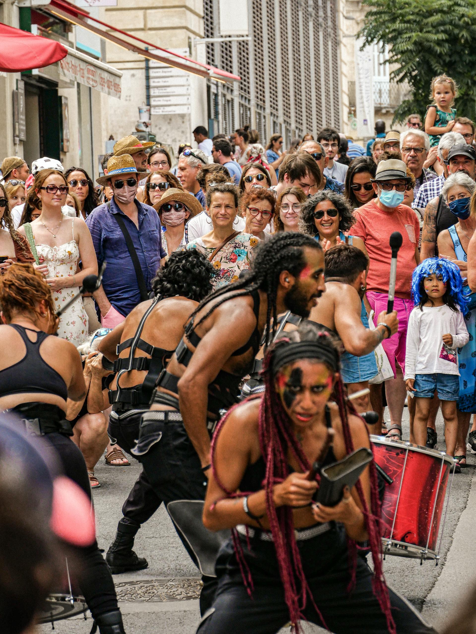 várias pessoas em evento de dança na rua