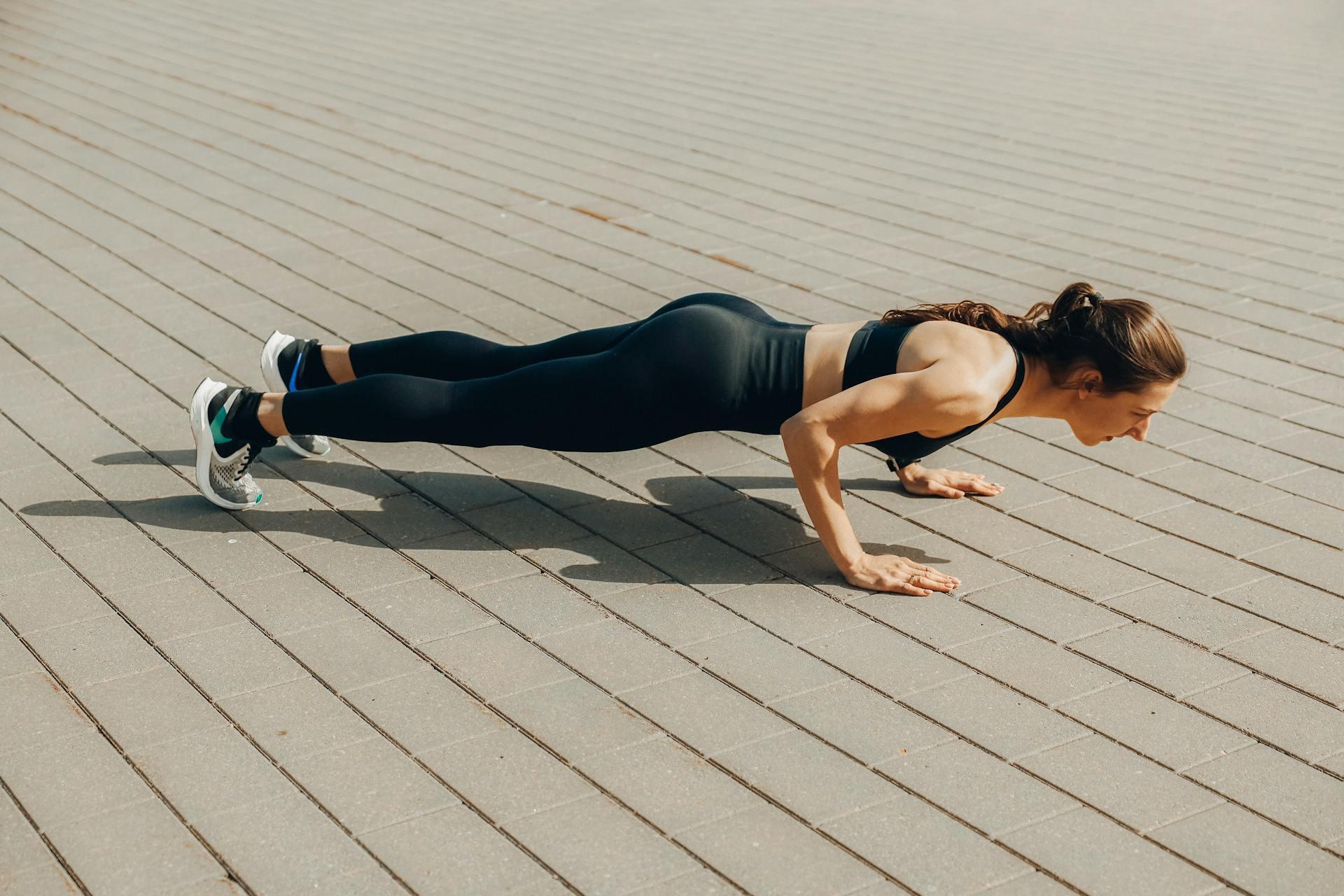 mulher a fazer flexões no exterior