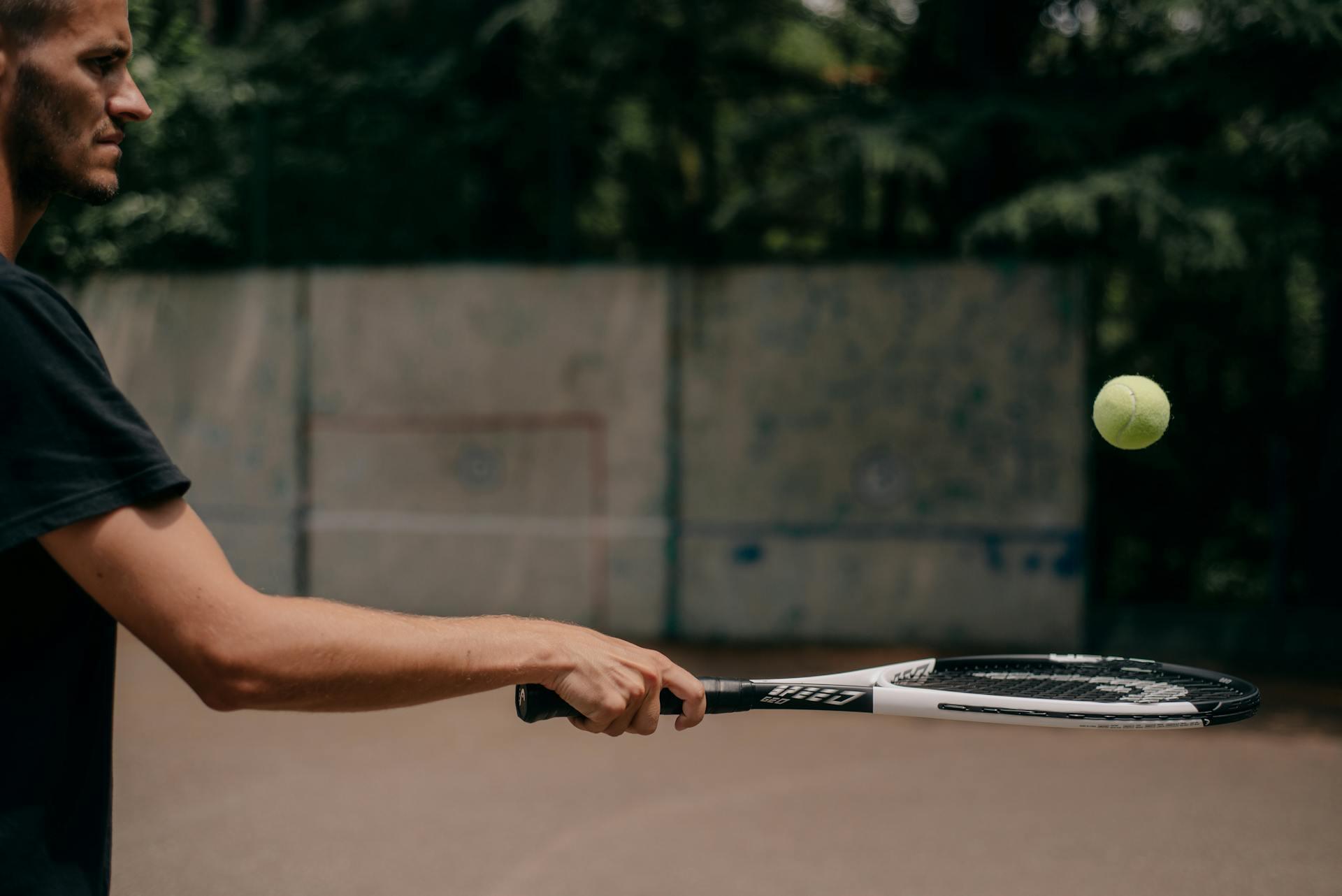 jogador a bater numa bola com raquete