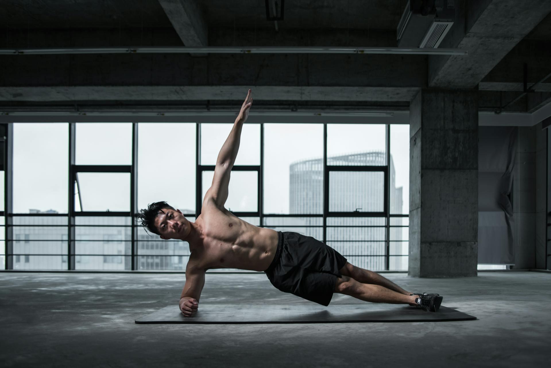 homem a fazer exercício no chão