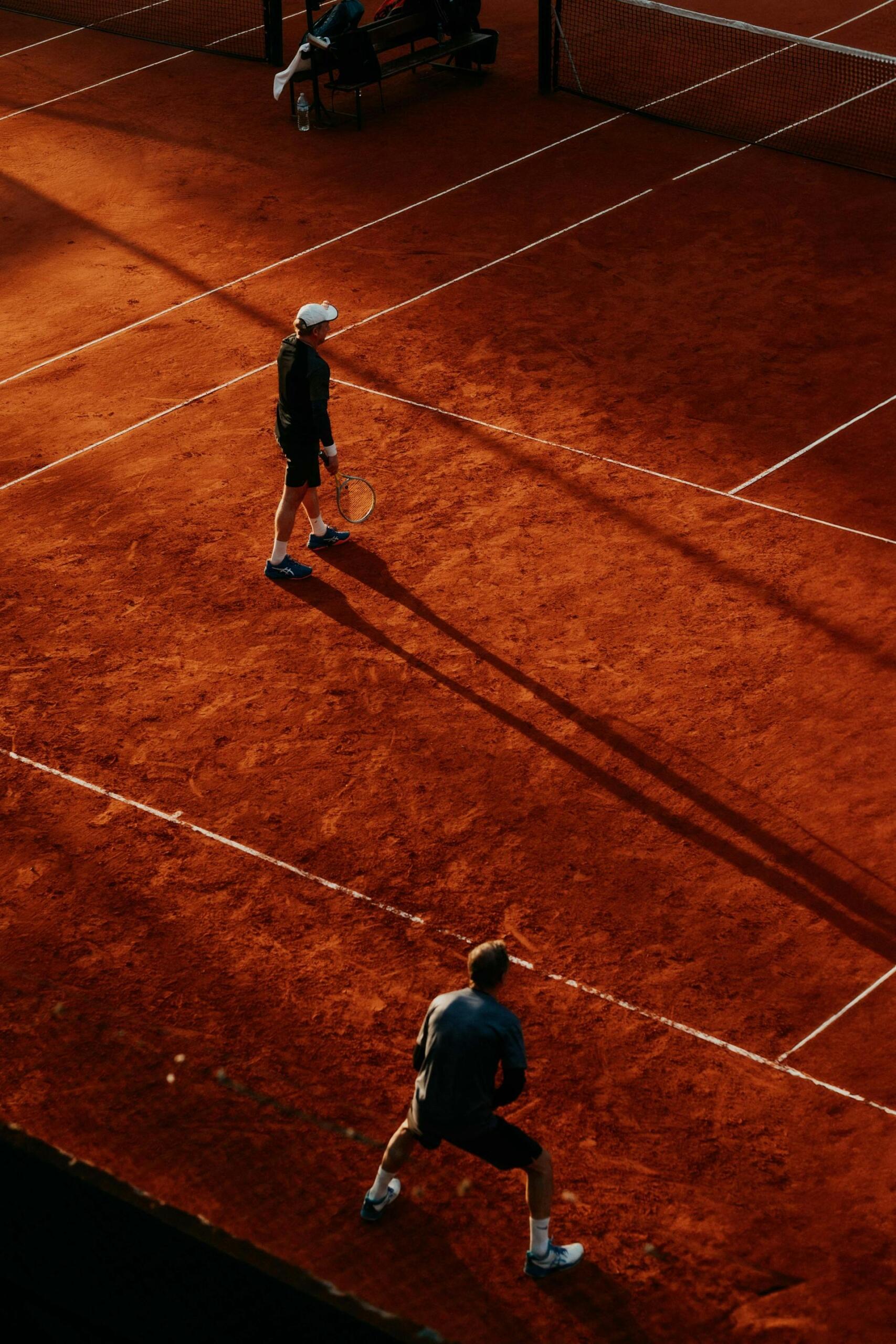 dois jogadores de ténis em terra batida