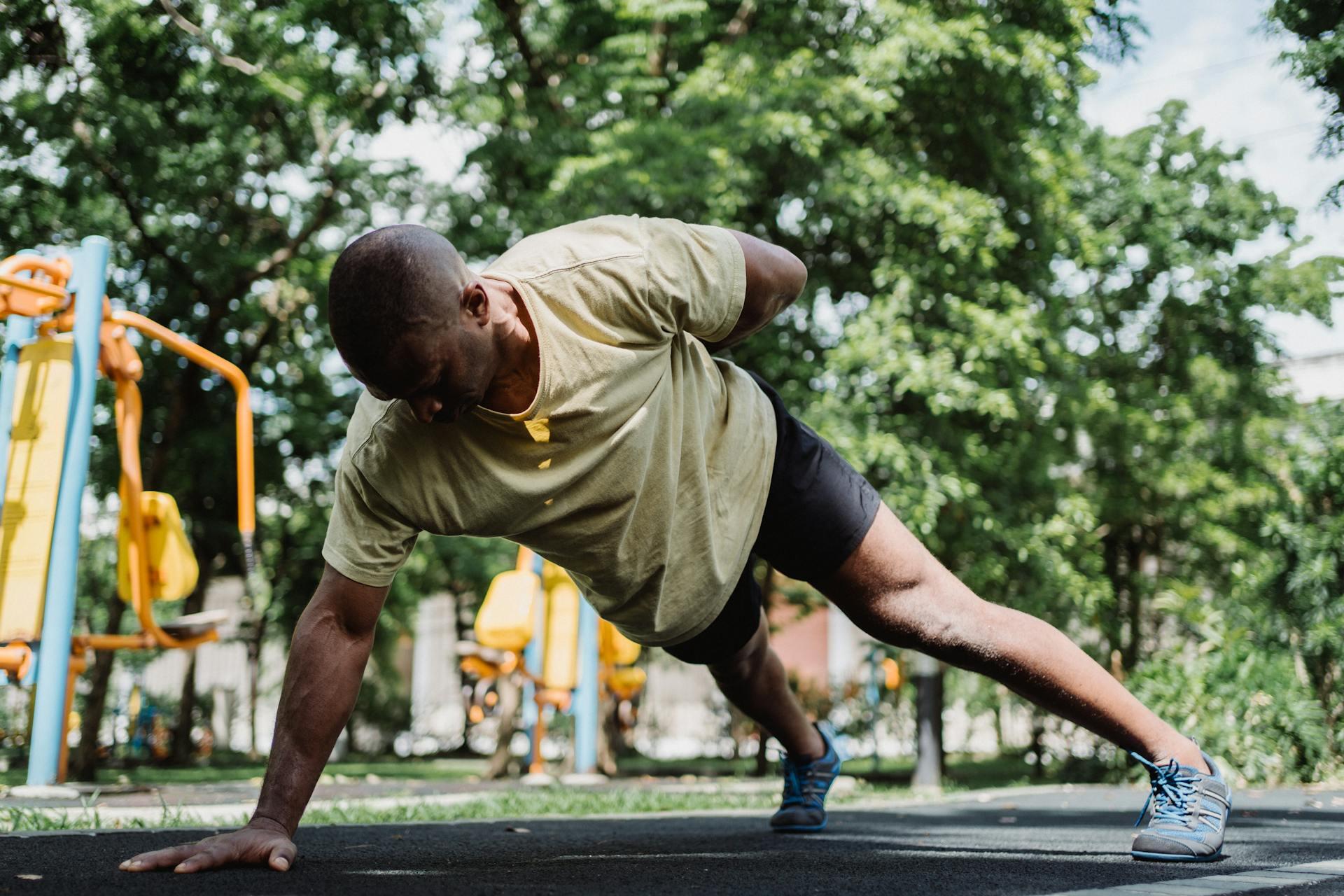 homem a fazer flexões apenas com um braço