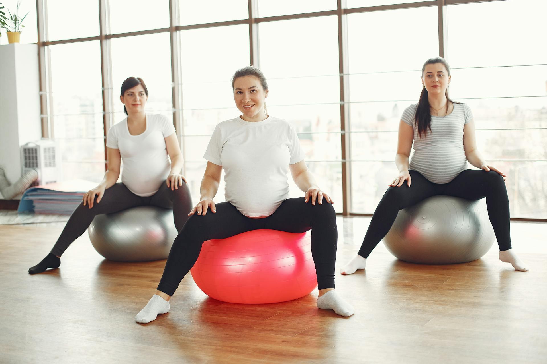 três grávidas em bolas de pilates