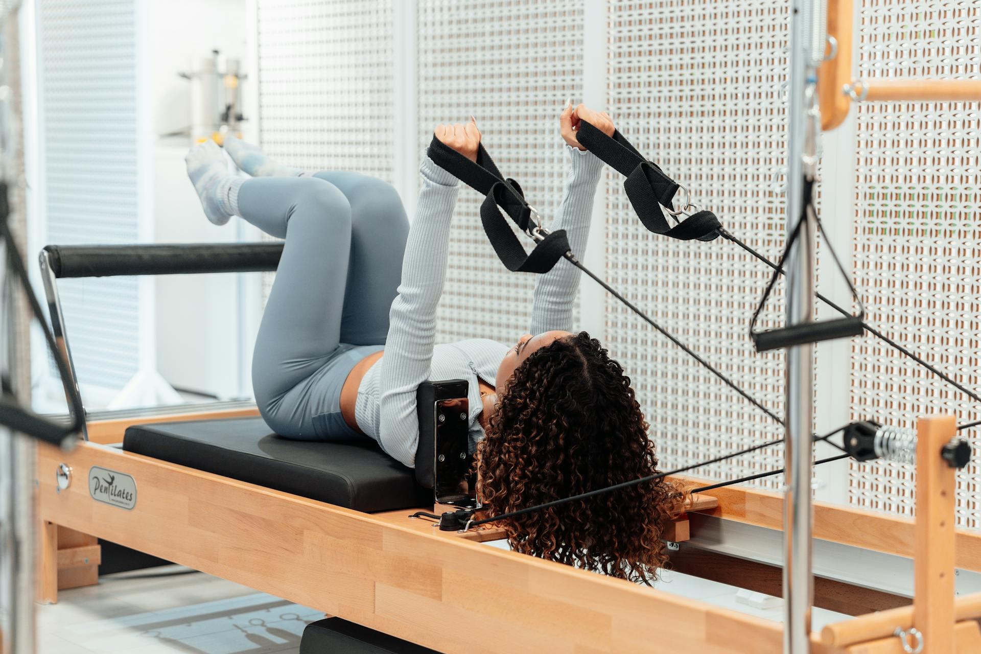 mulher a trabalhar com máquina de pilates