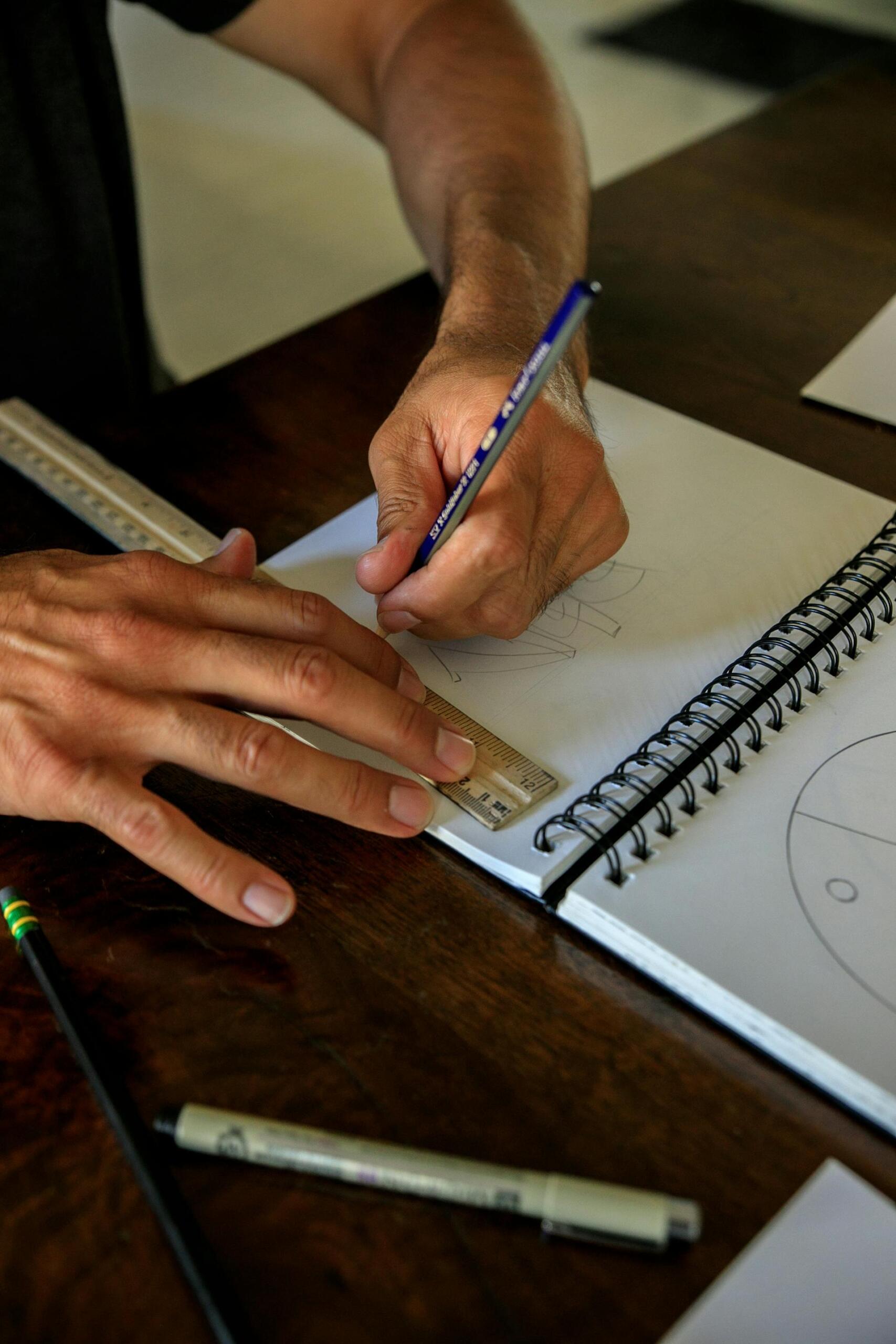 pessoa a fazer exercícios de geometria descritiva