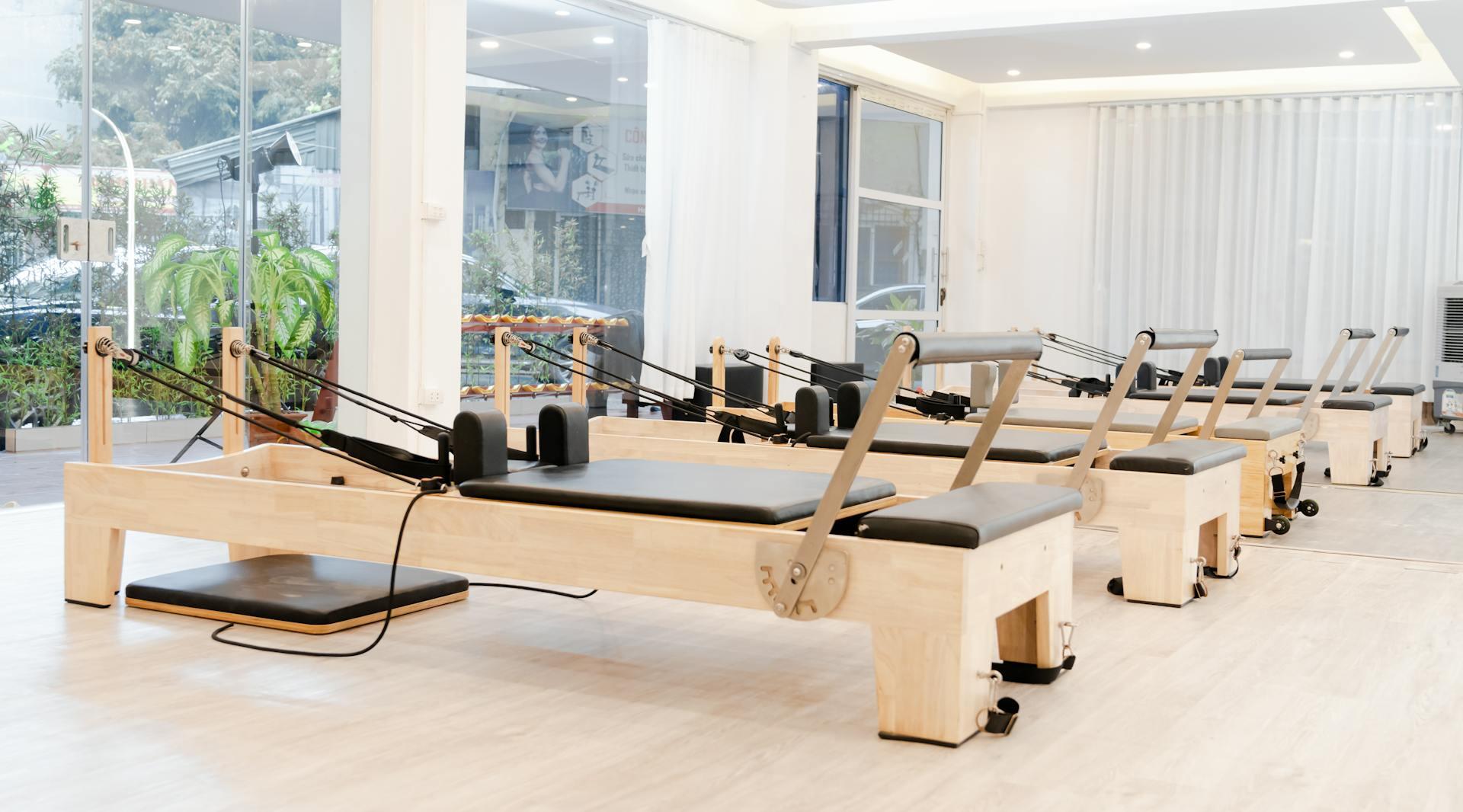 várias máquinas de pilates numa sala