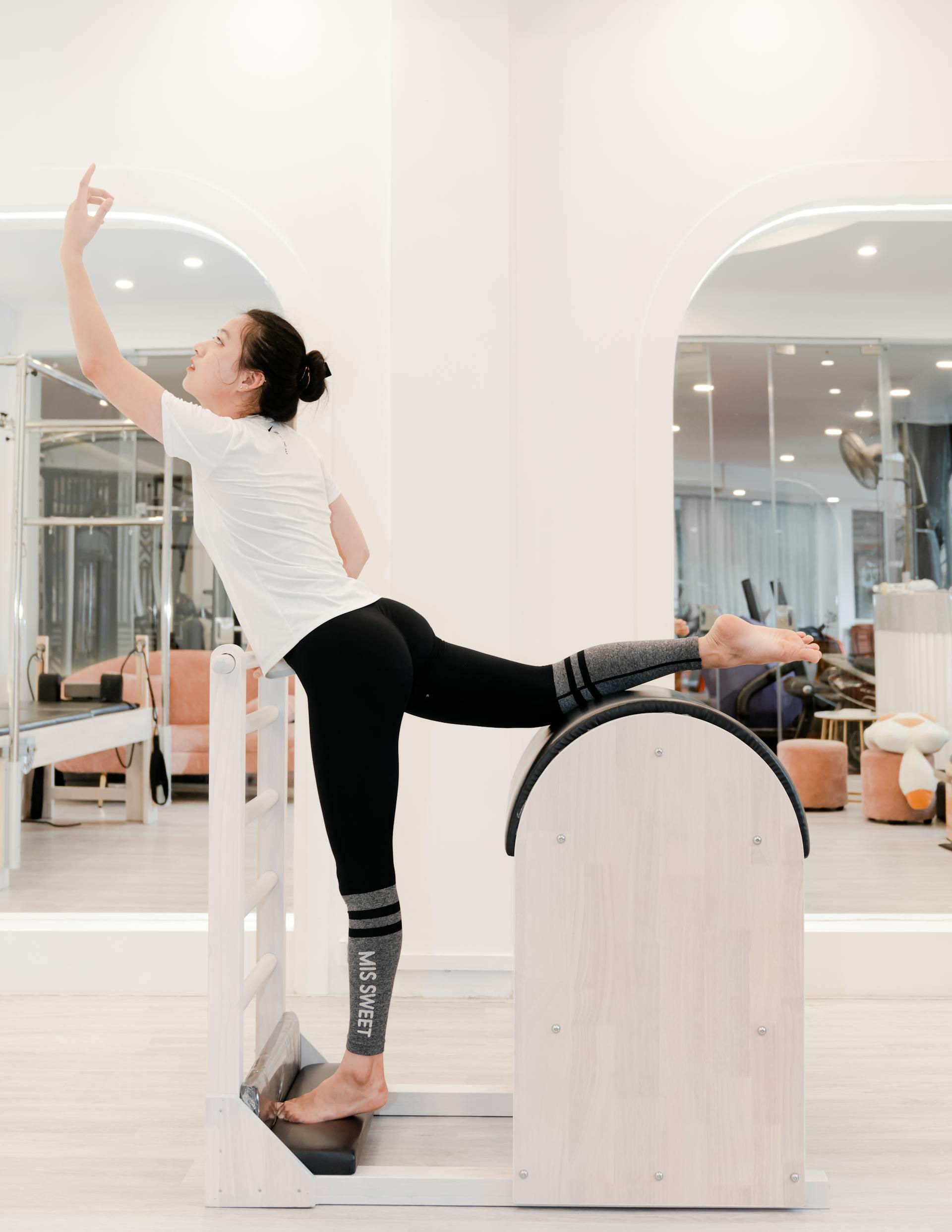 mulher a fazer exercício de pernas no equipamento