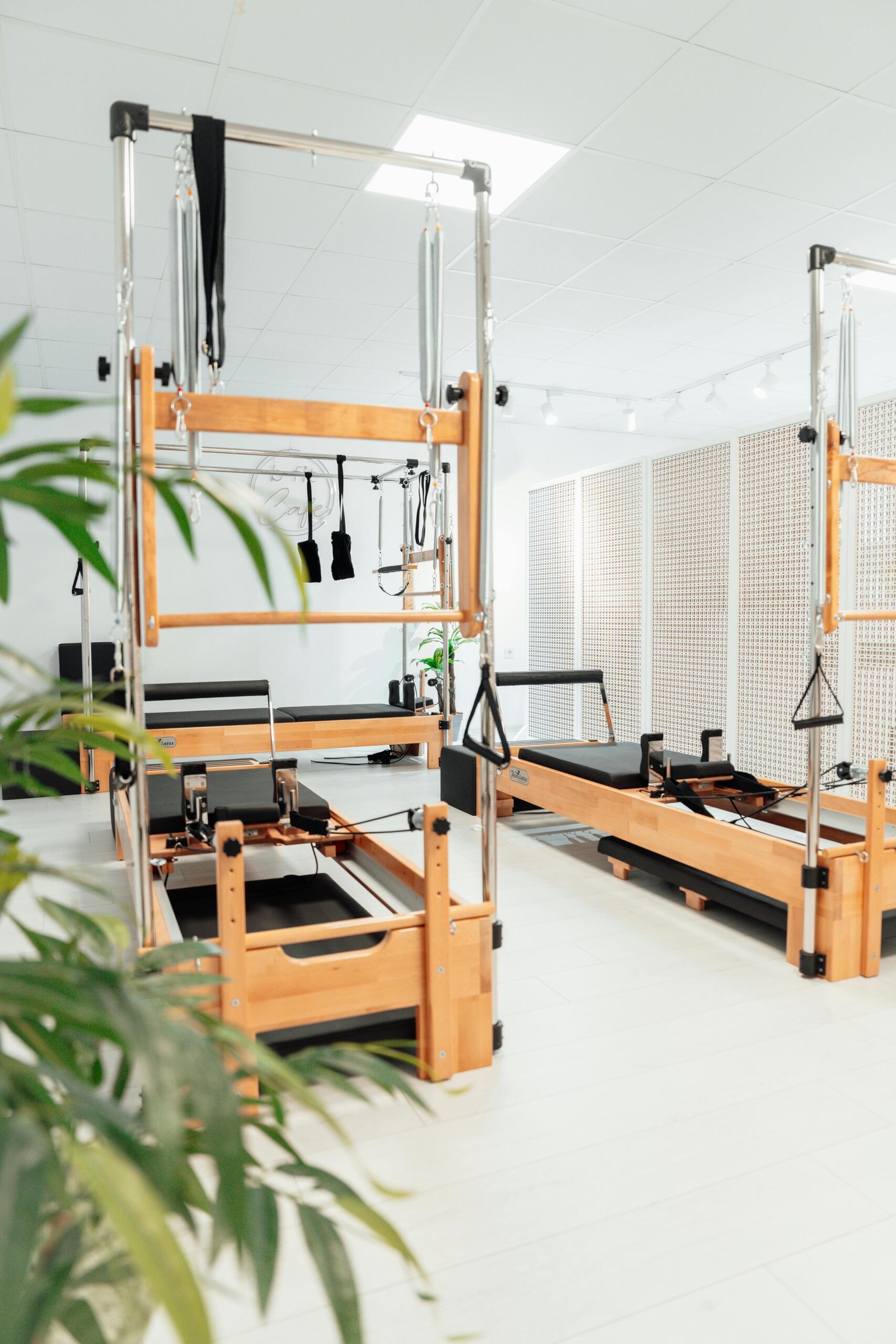 máquinas de pilates num estúdio
