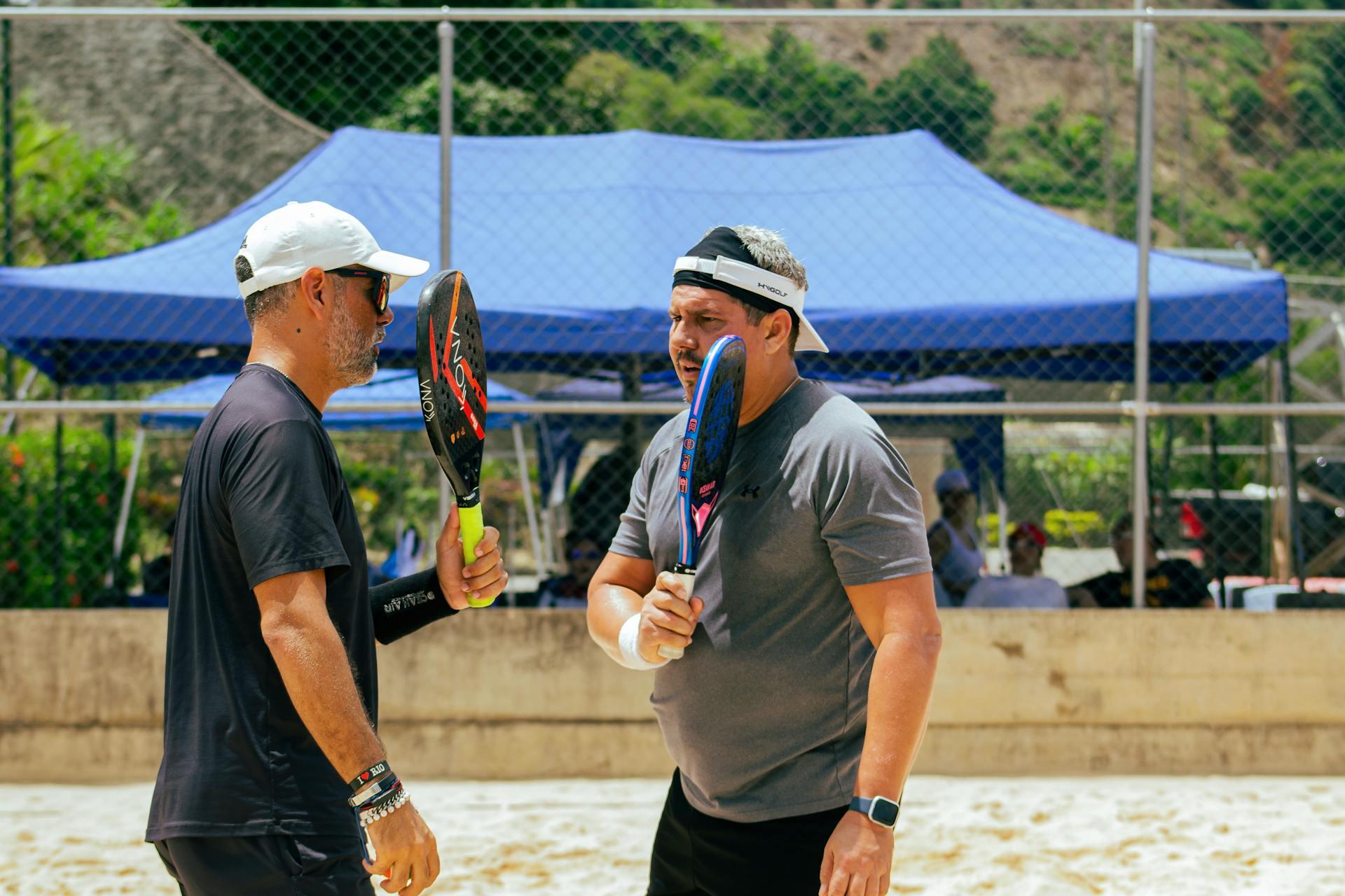 dois jogadores de padel com raquetes