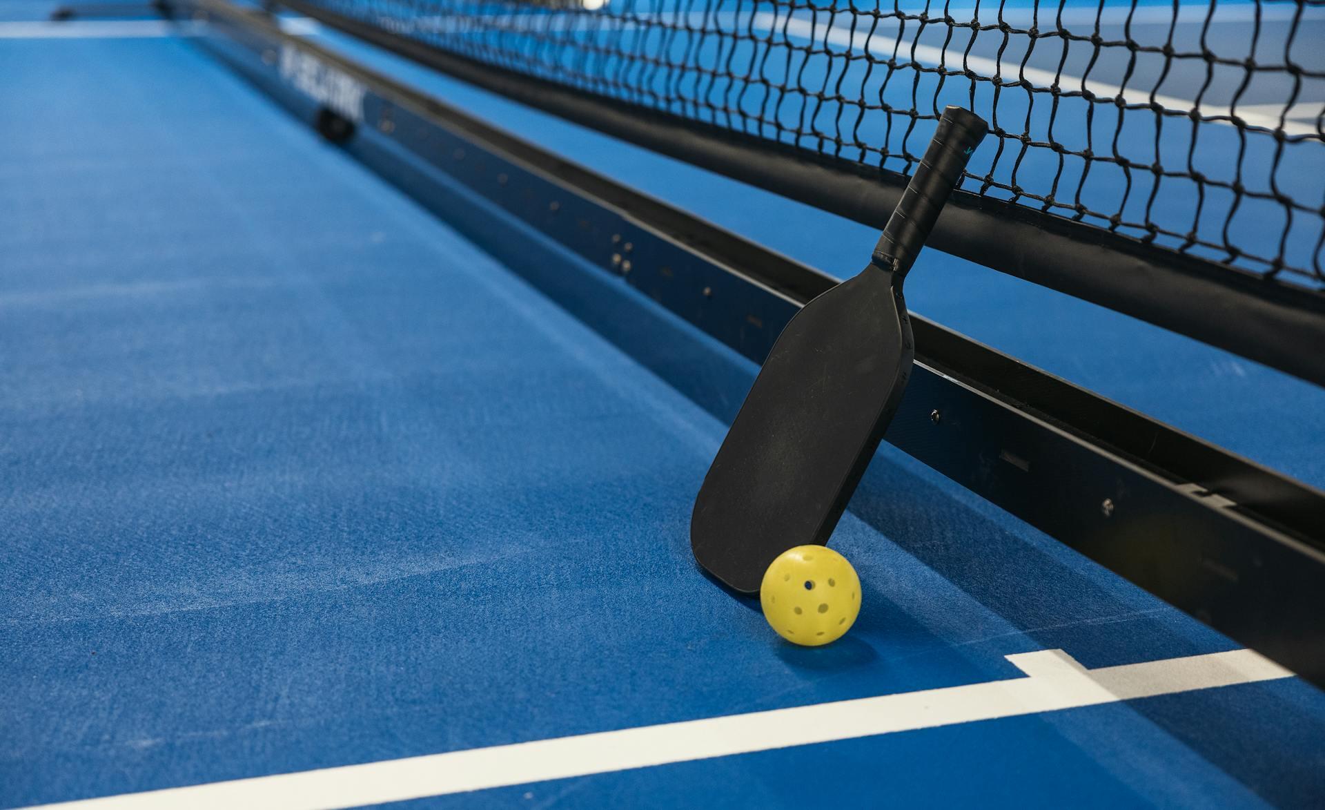 raquete de padel encostada a rede