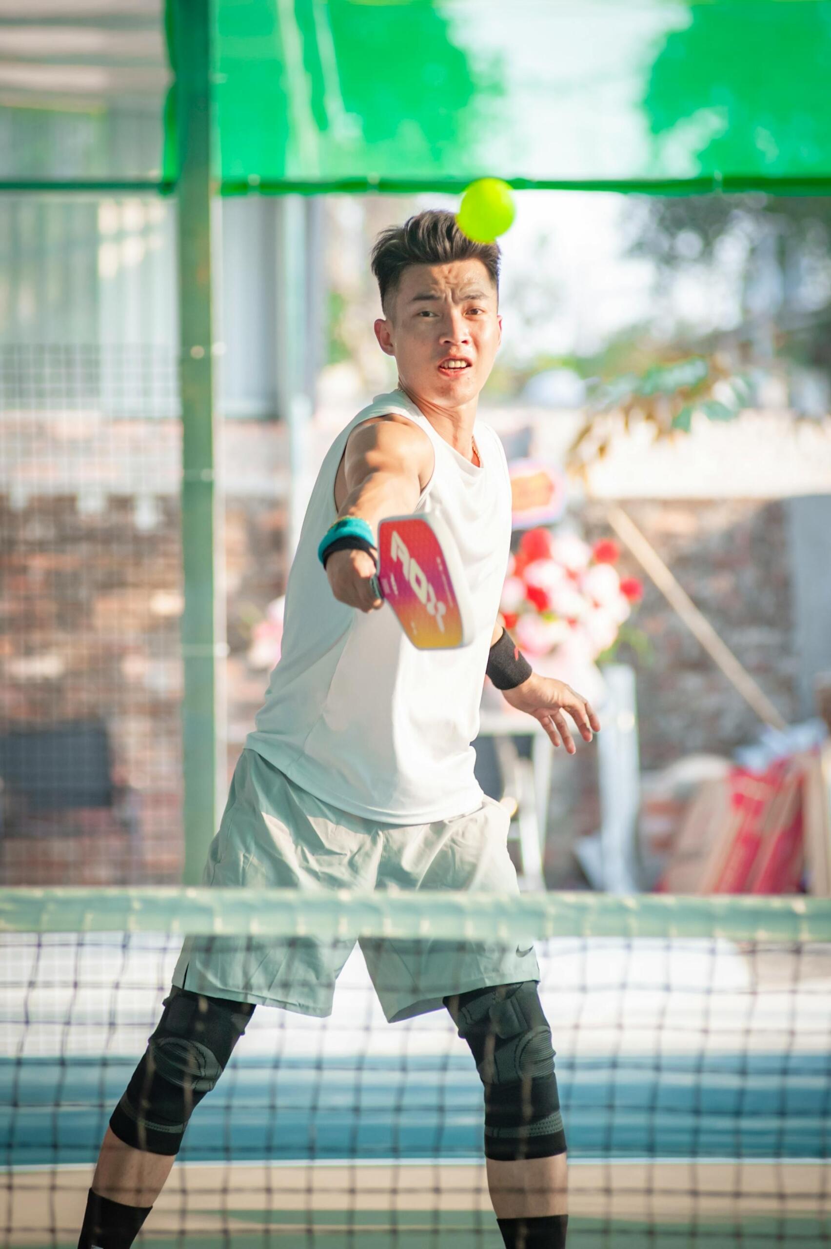 jogador de padel a bater na bola
