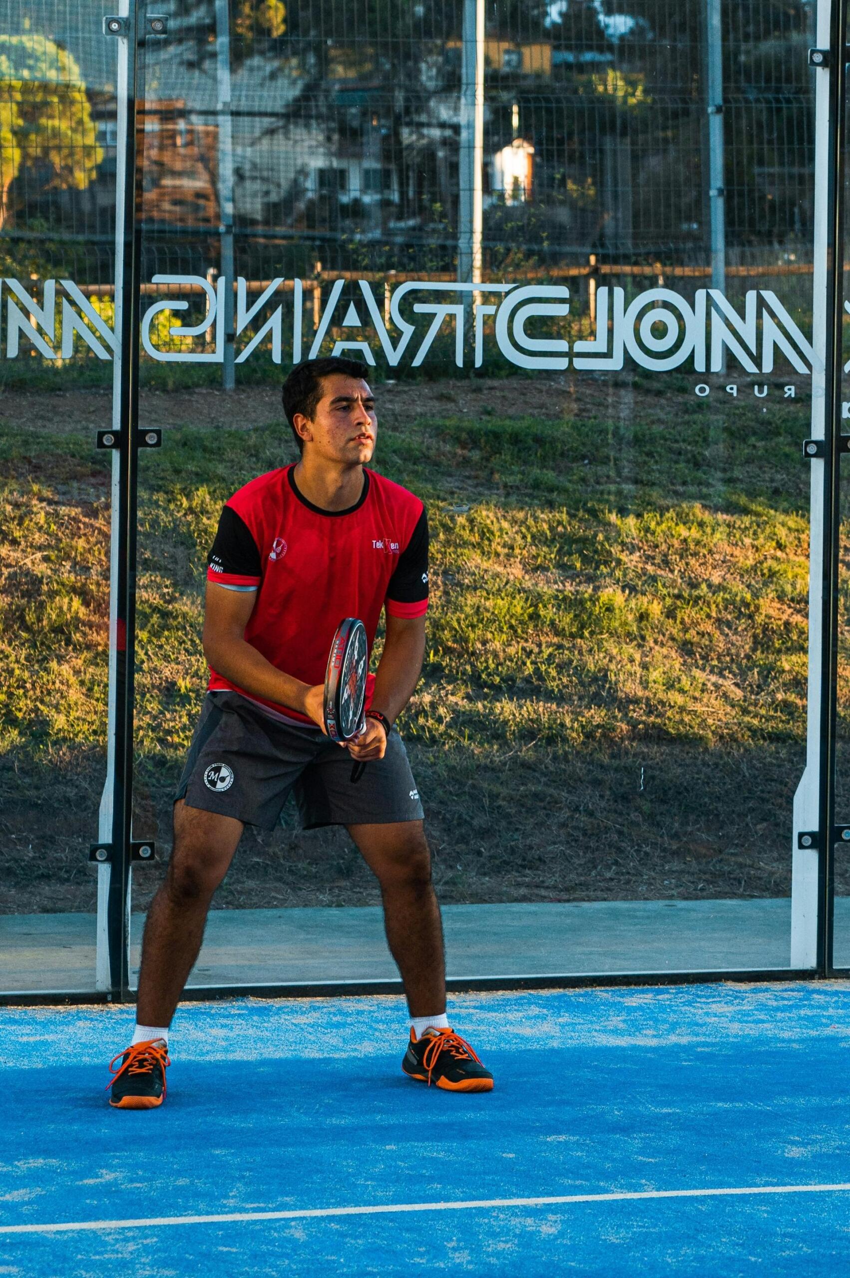 jogar em campo com raquete de padel na mão