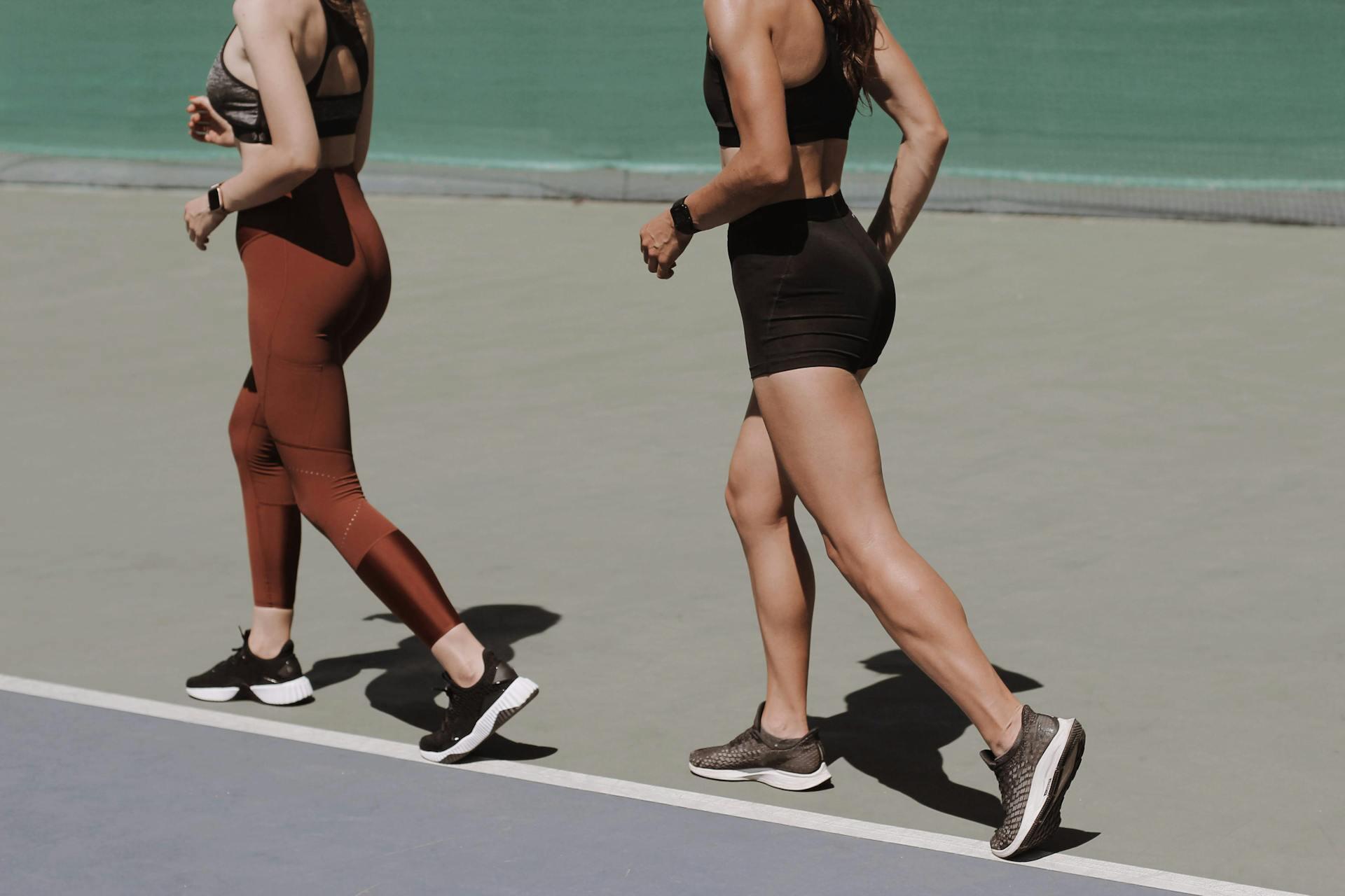 duas mulheres a correr em conjunto