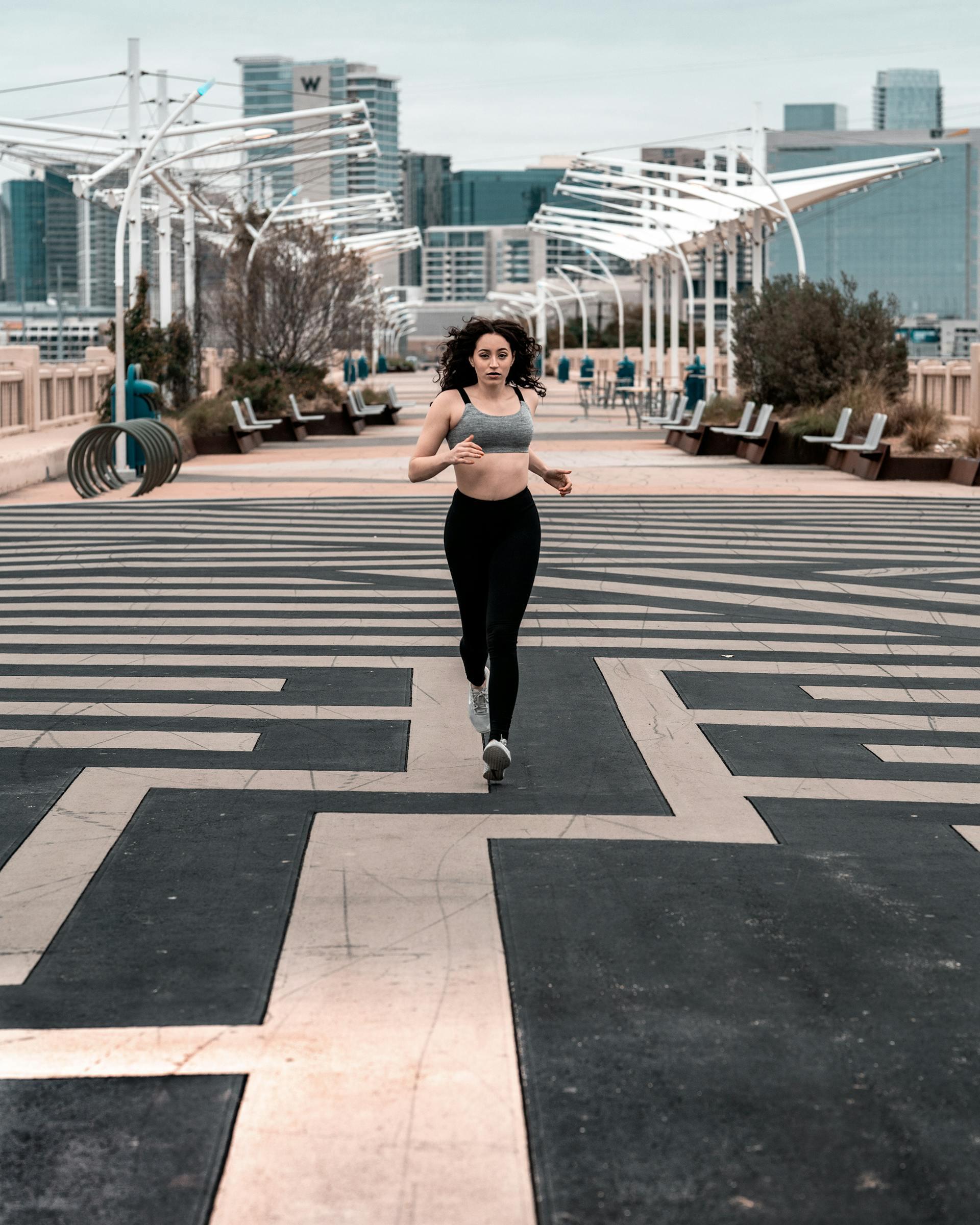 mulher a correr no meio da rua