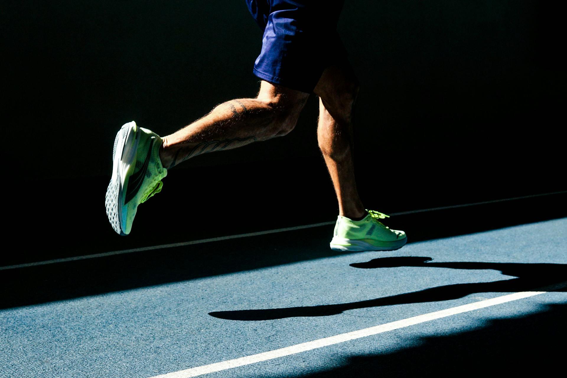 pés de homem a correr