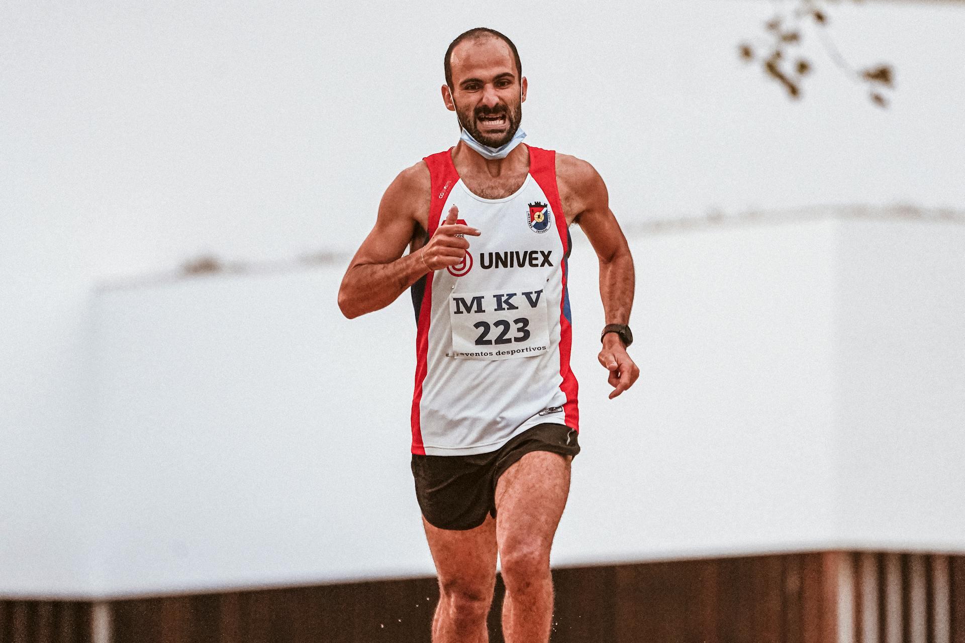 homem a correr uma maratona