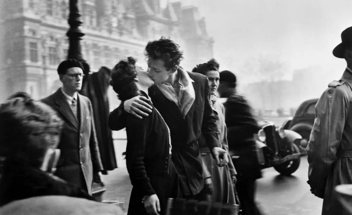 O que a famosa imagem dos amantes parisienses representa?
