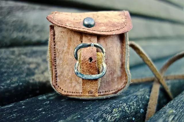 O tipo de fechamento pode ser o toque de estilo da sua bolsa costurada à mão ou à máquina de costura.