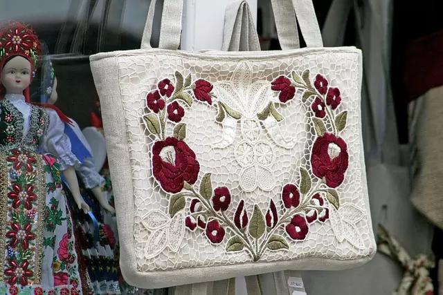 Use suas habilidades de corte e costura para fazer uma bolsa de pano!