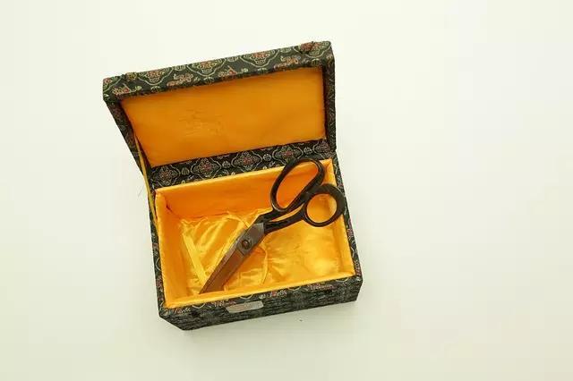 São vários os aparatos necessários para se costurar.