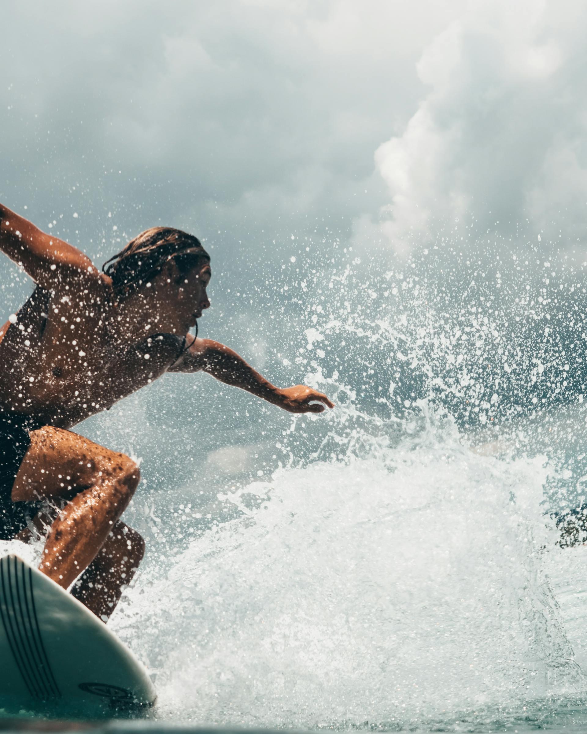 surfista no meio de uma onda