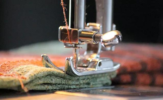 Uma máquina fraca não aguenta costurar tecidos grossos e encorpados.