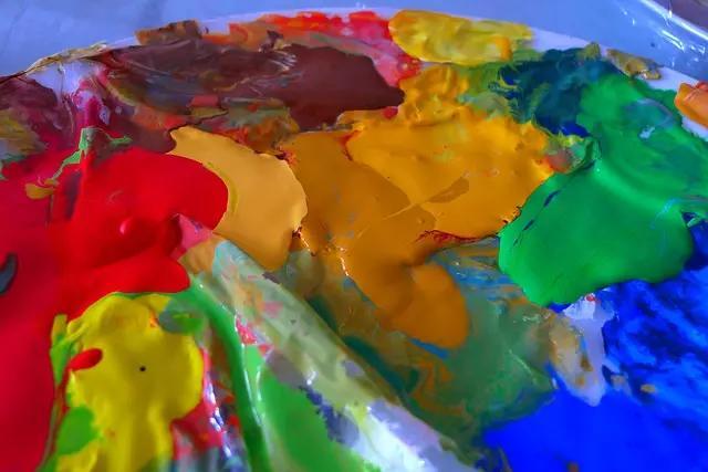 Esta é a tinta utilizada pelos aprendizes de pintores em um curso de pintura para iniciantes.