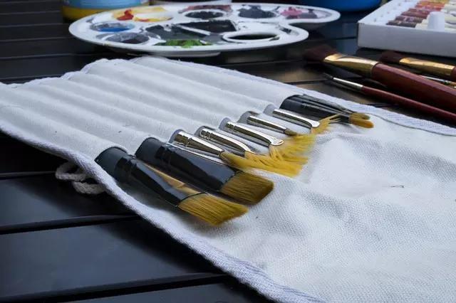 São muitas as opções de pincéis a serem utilizados nas suas aulas de pintura para iniciantes.
