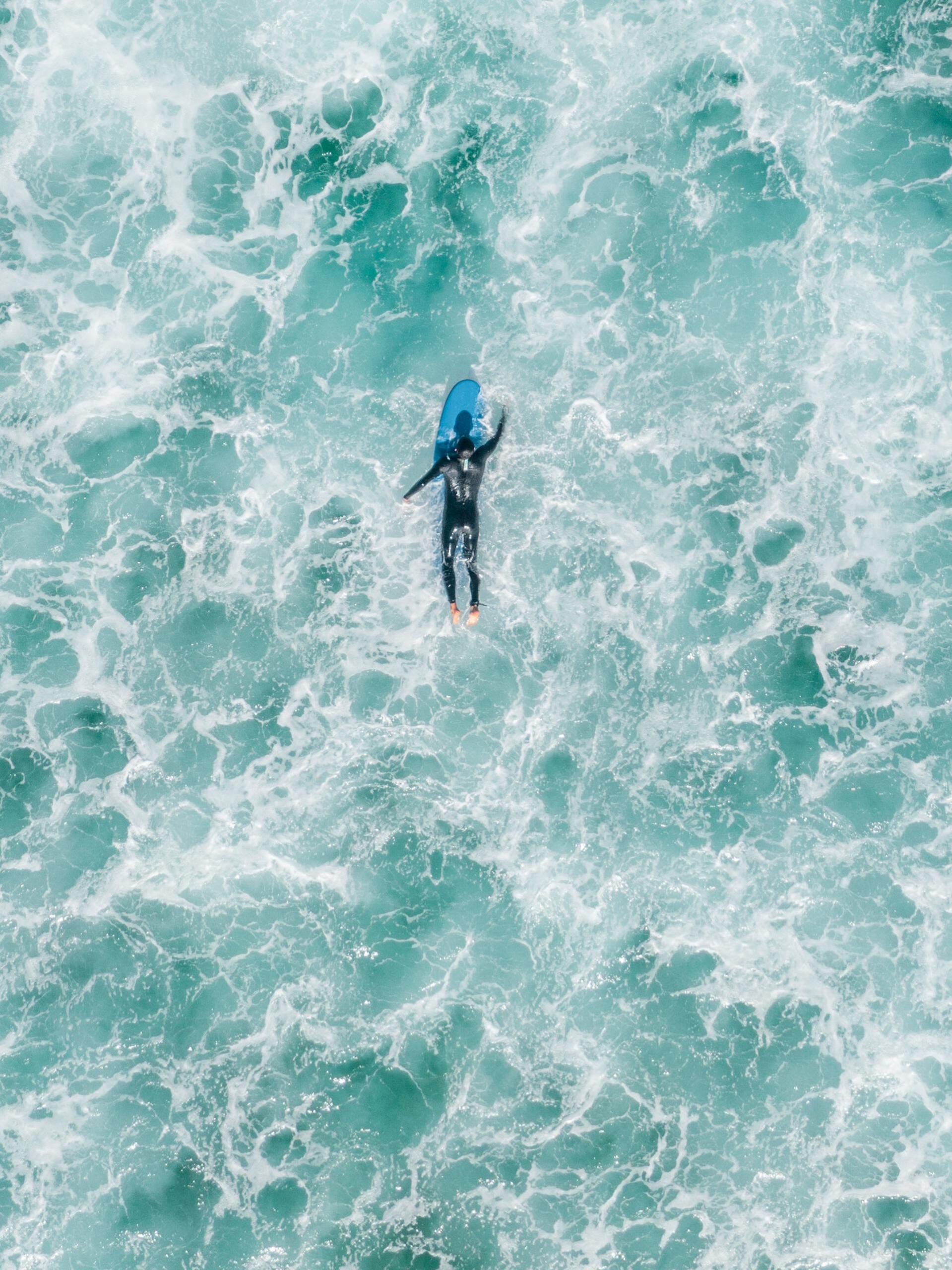 surfista no meio das ondas